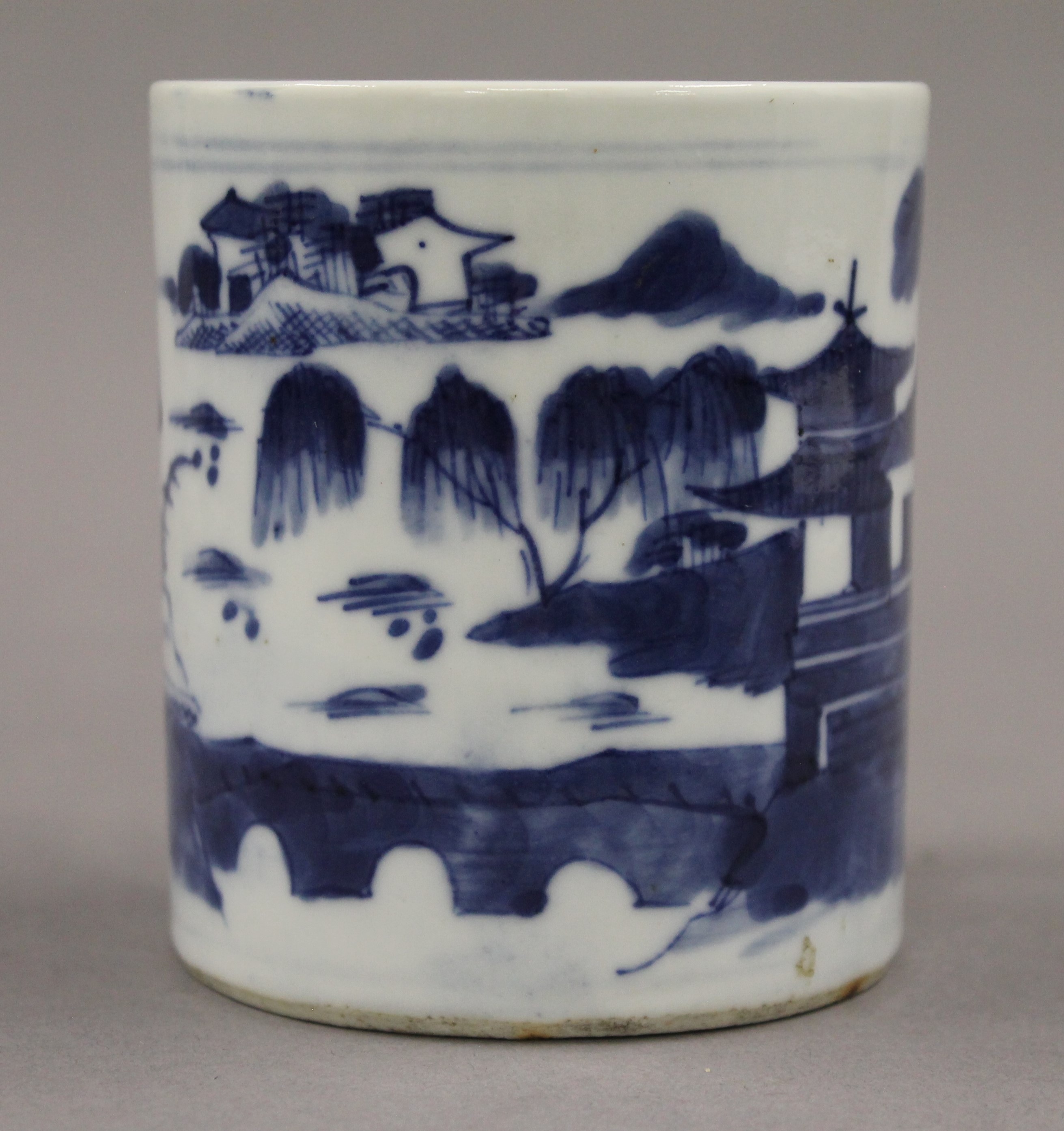 An 18th/19th century Chinese blue and white porcelain mug. 9.5 cm high. - Image 3 of 3