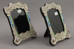 A pair of Art Nouveau style silver photograph frames. 16.5 x 21.5 cm.