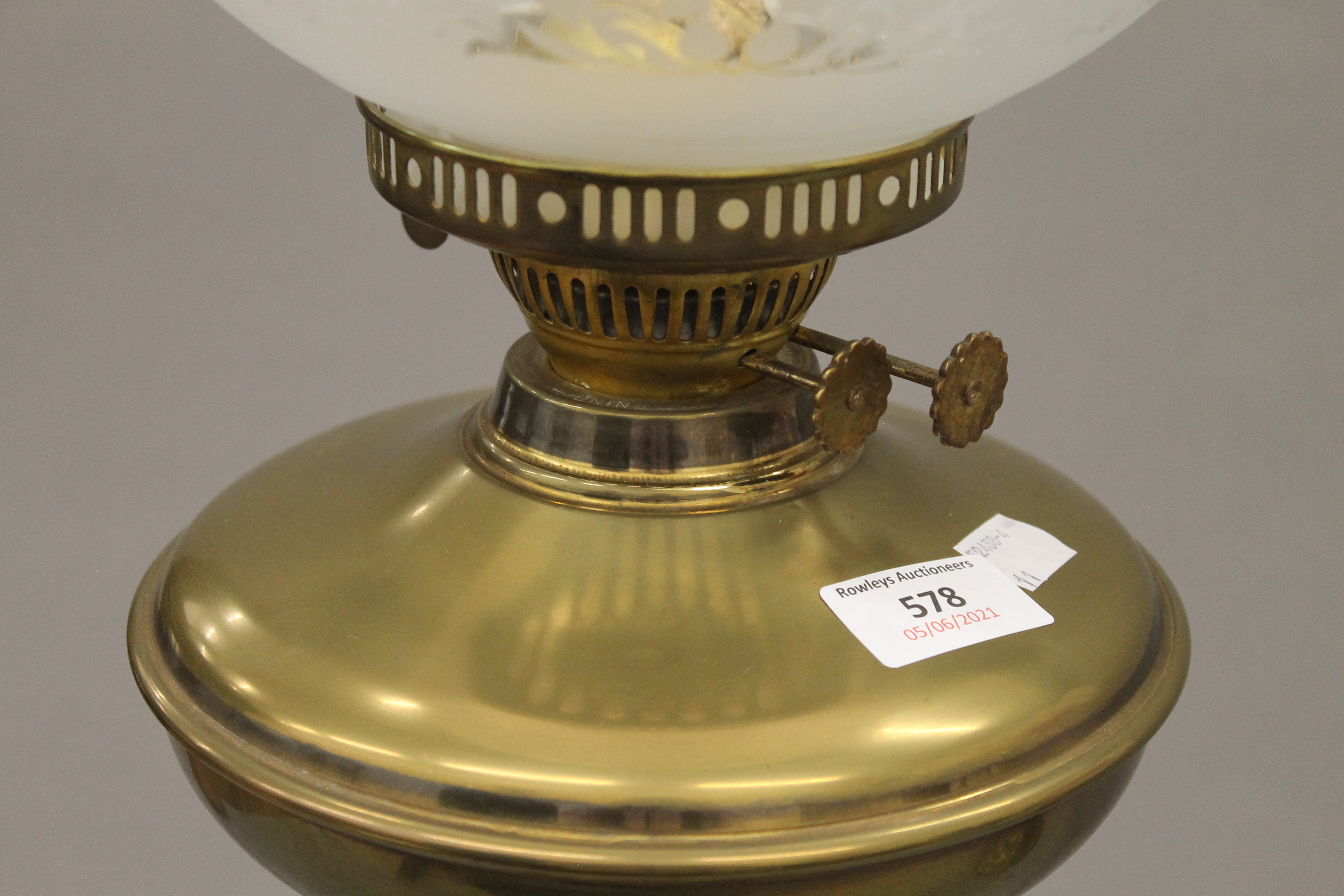 Two Victorian brass oil lamps. - Image 4 of 7