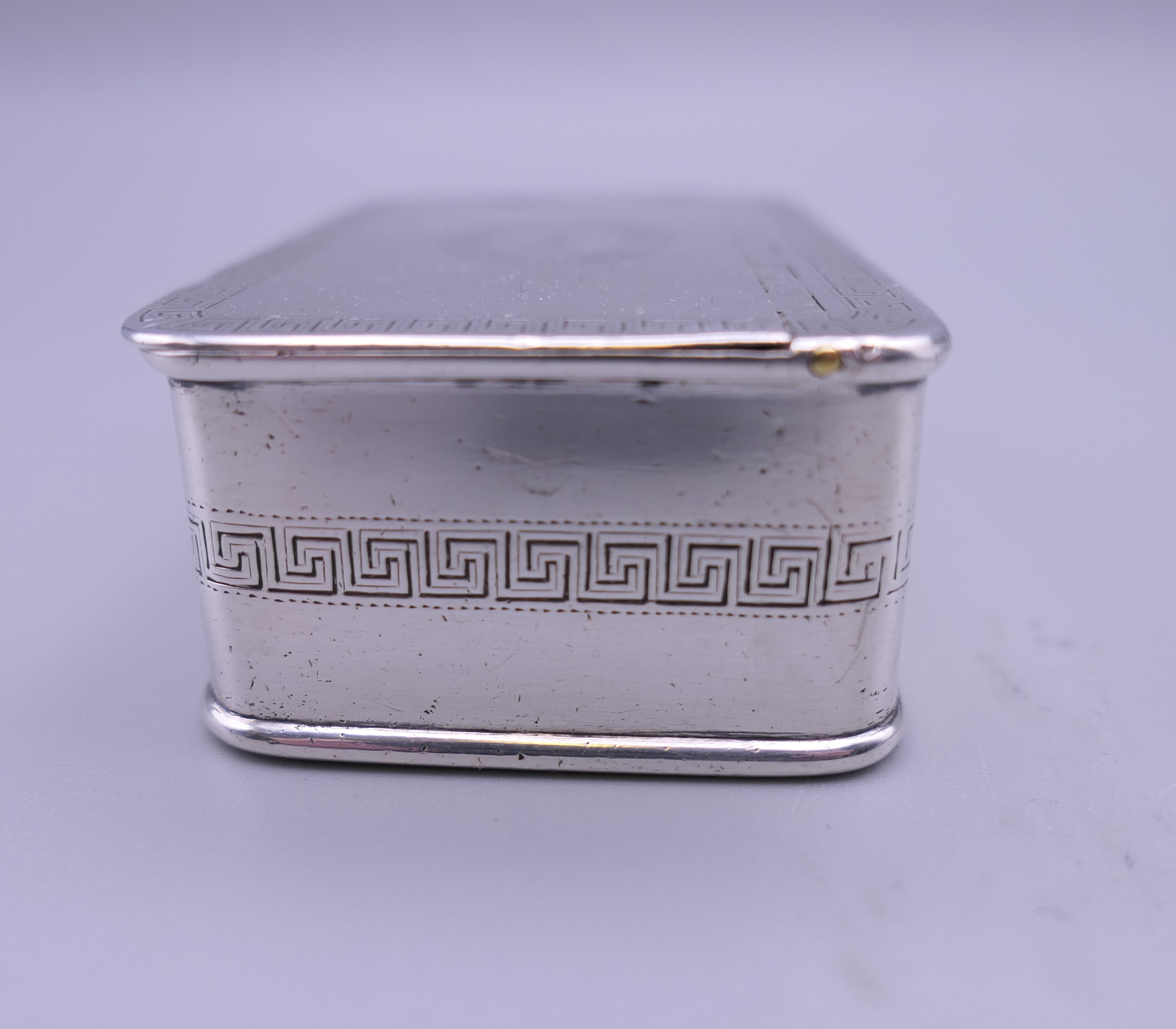 An Irish silver rectangular snuff box, Dublin 1807, maker James England. 109 grammes. - Image 3 of 7