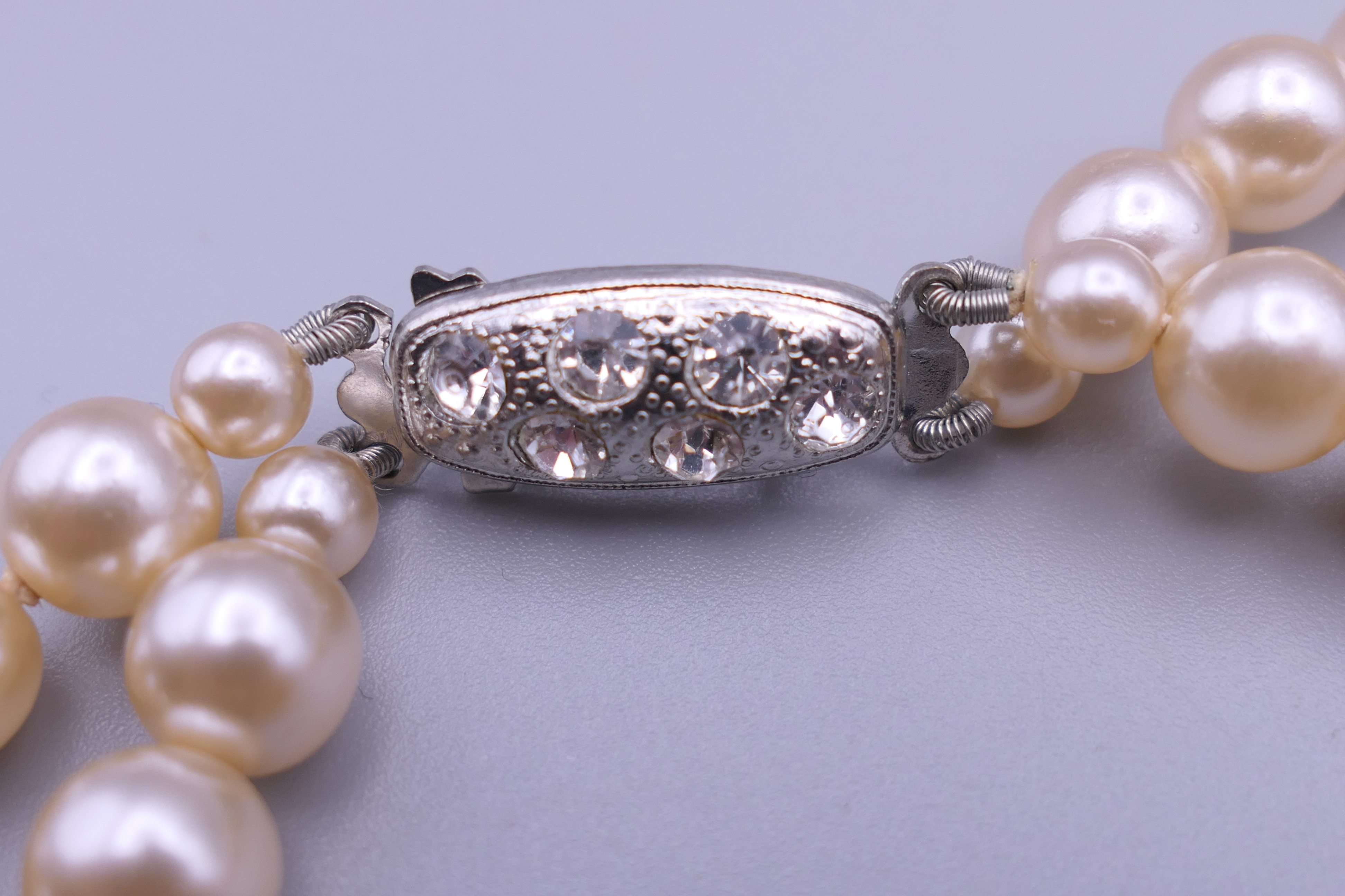 A two strand pearl necklace and a four strand pearl necklace. Each 47 cm long. - Image 6 of 9