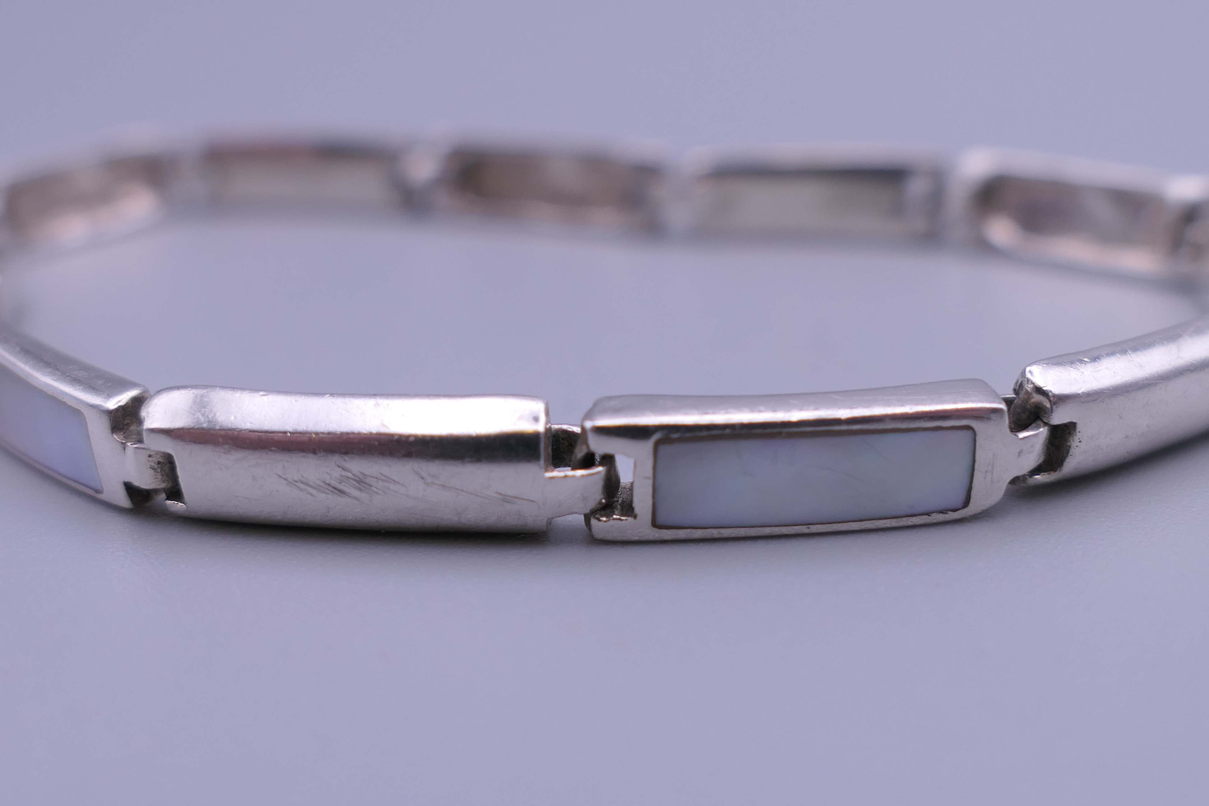 A vintage 925 silver and mother-of-pearl bracelet. 17.5 cm long. - Image 2 of 2