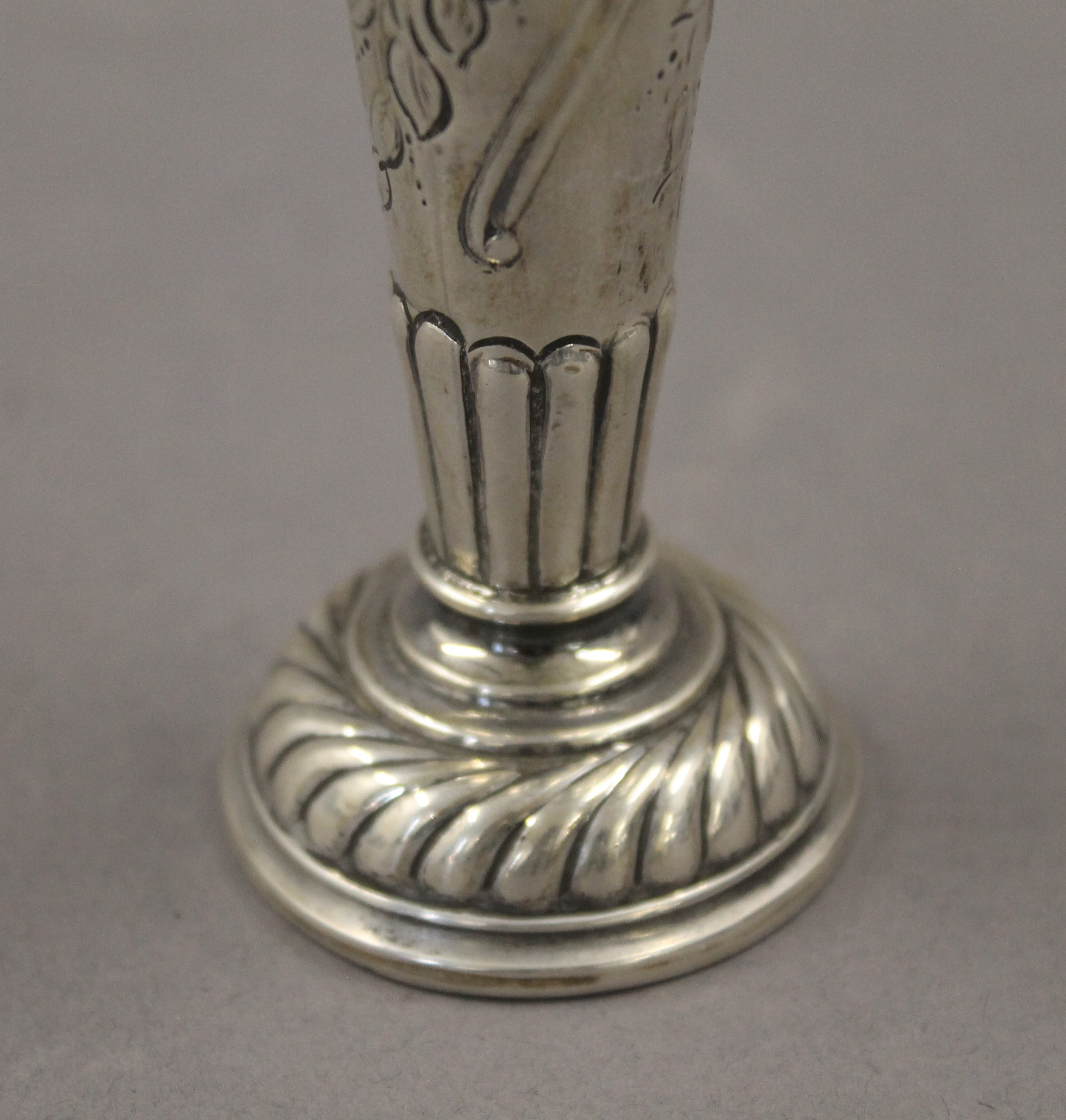 A pair of silver embossed bud vases. Each 16.5 cm high. 10 troy ounces loaded. - Image 5 of 5