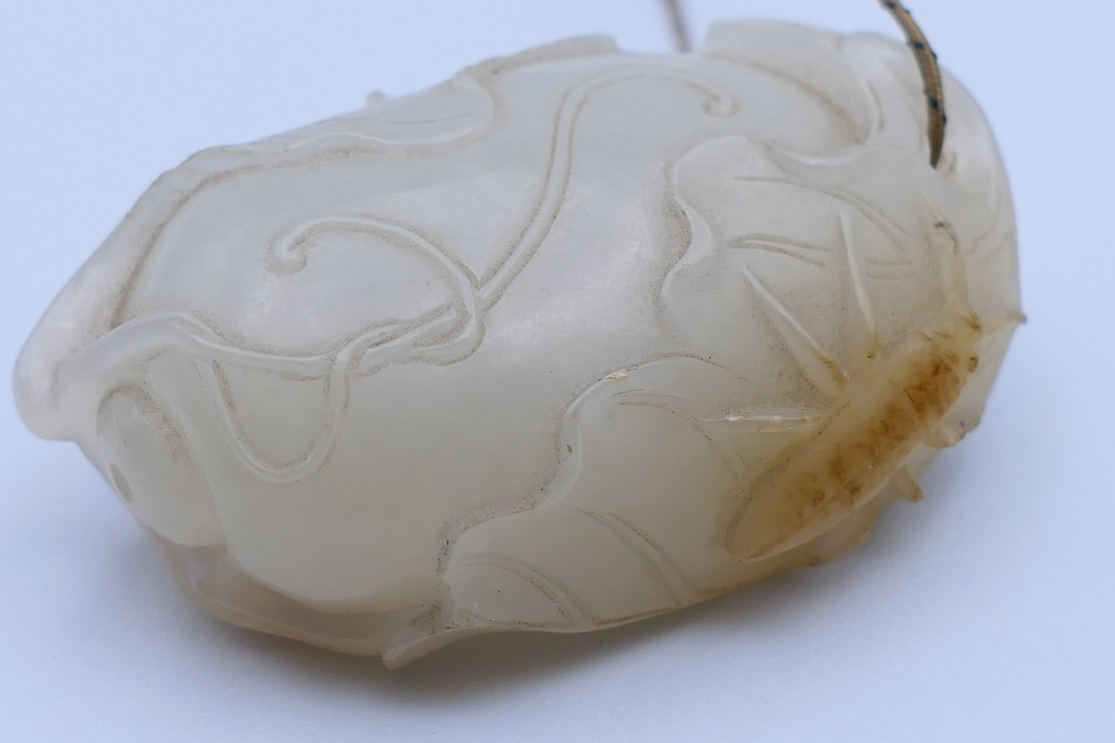 A Chinese mutton fat carved jade pendant, formed as insects on a flowering fruit. 4.5 cm high. - Image 6 of 13