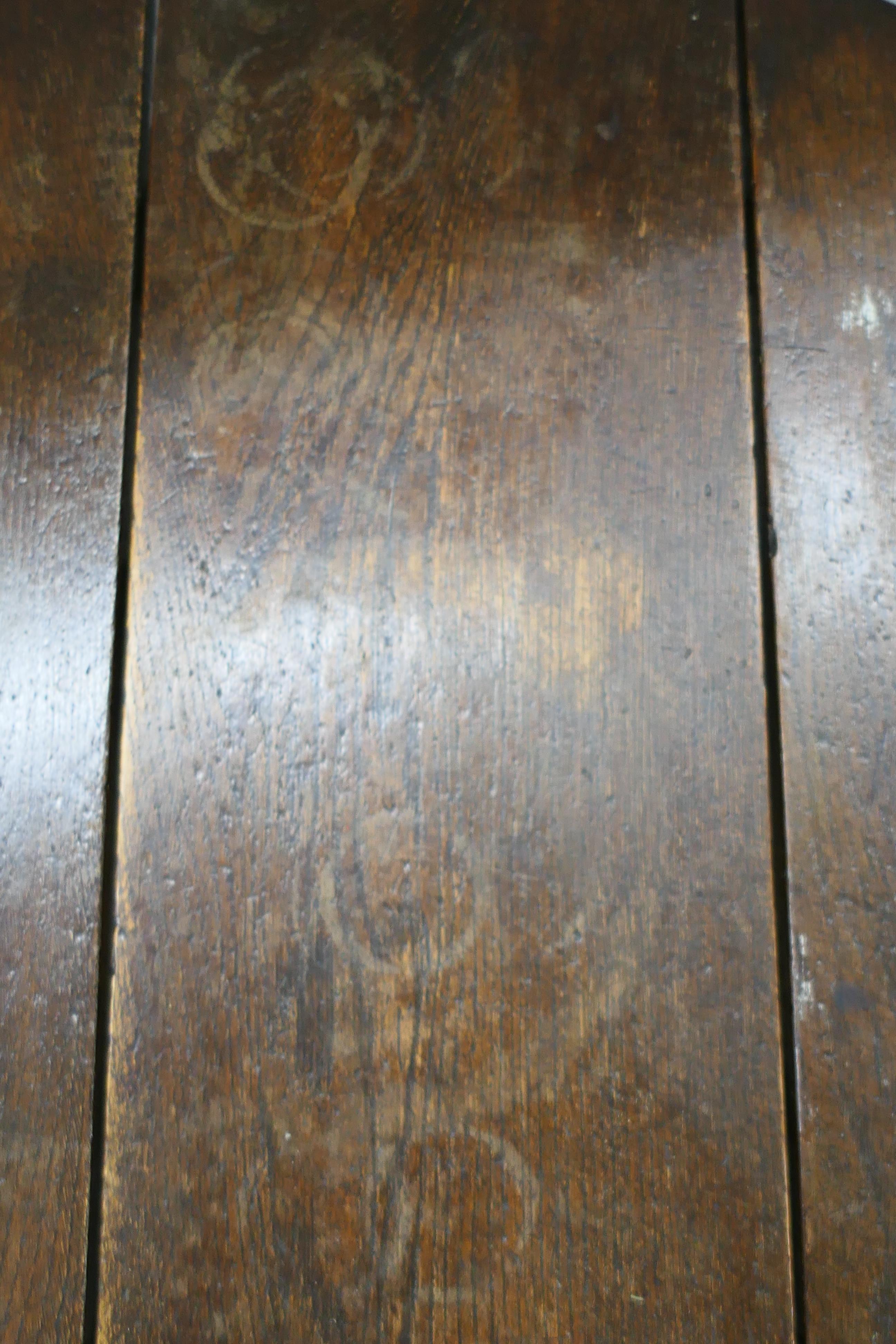 An oak drop leaf coffee table. 60 cm wide. - Image 4 of 5