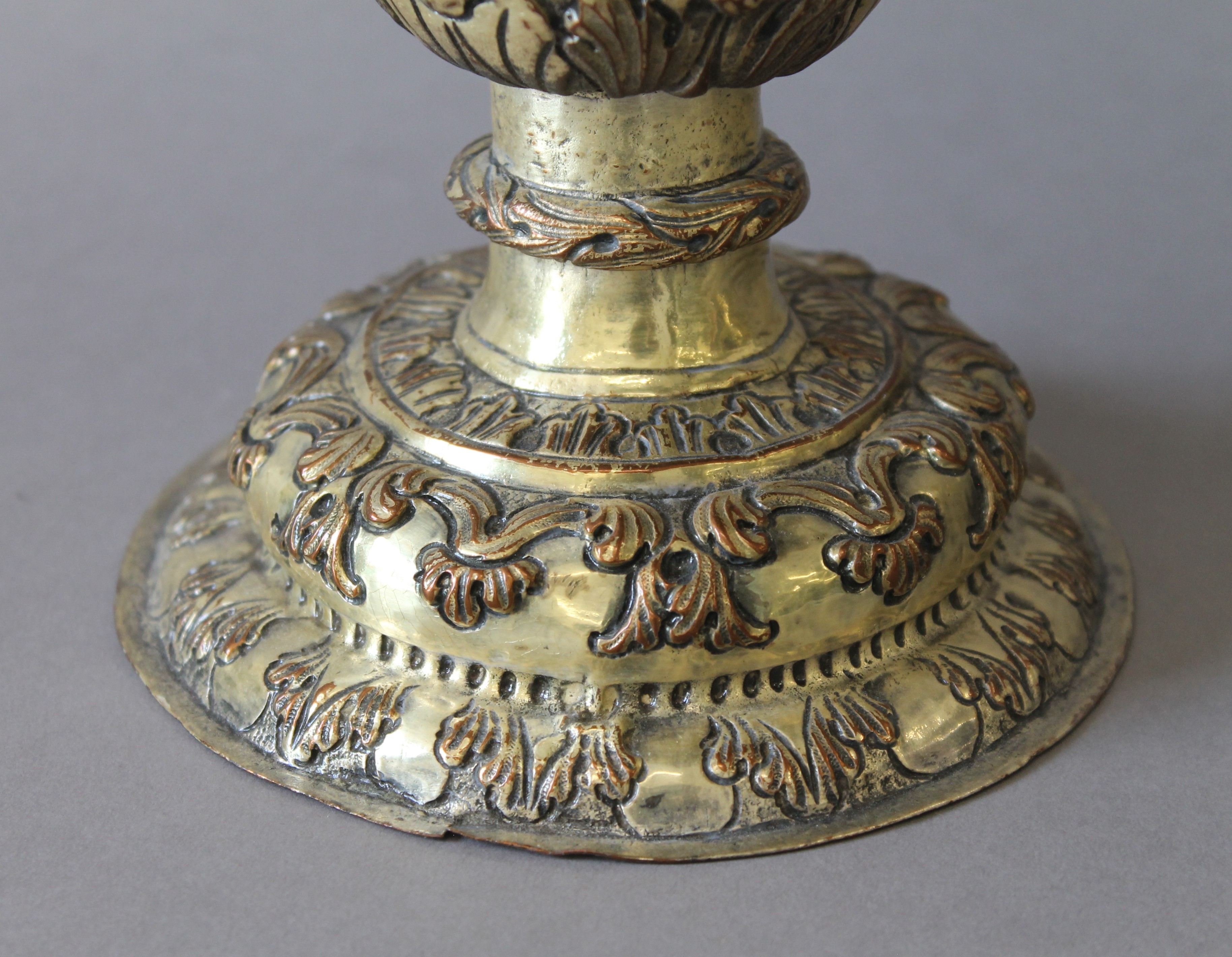 A pair of 19th century gilt copper chalices. 21 cm high. - Bild 4 aus 5