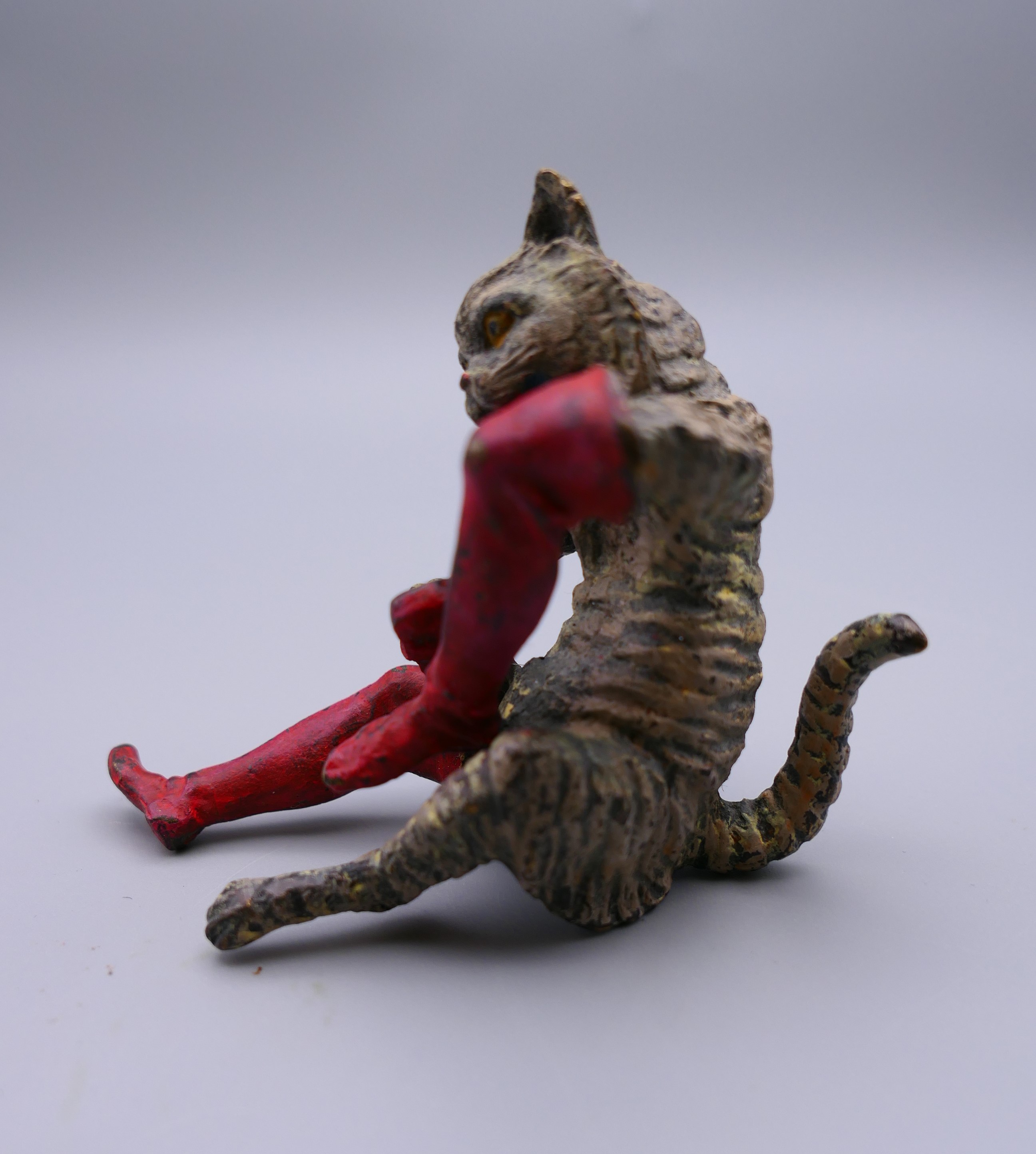 A cold painted model of a cat polishing his boots. 7 cm high. - Bild 2 aus 6