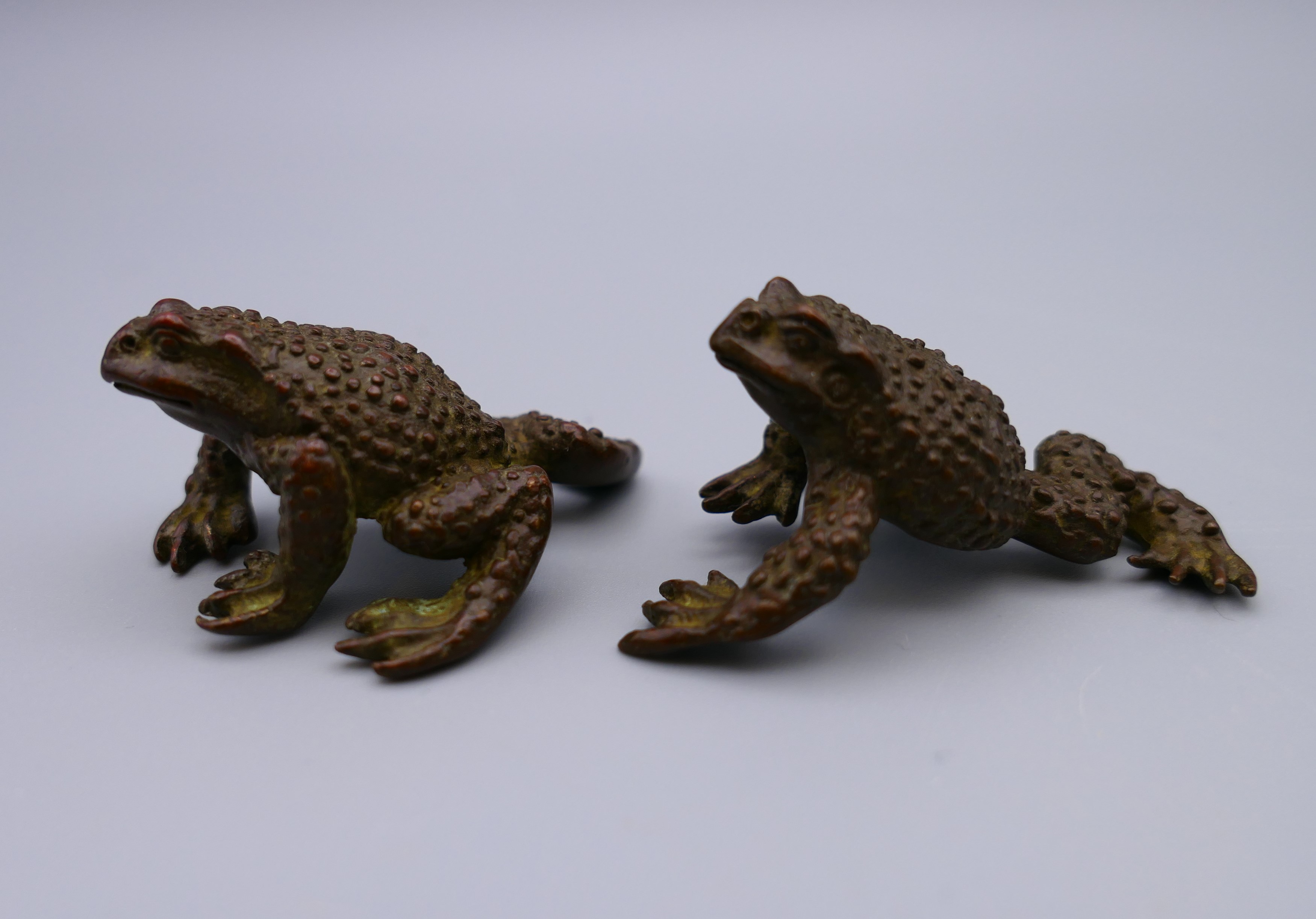 A pair of bronze frogs. Each approximately 5 cm long. - Image 4 of 7