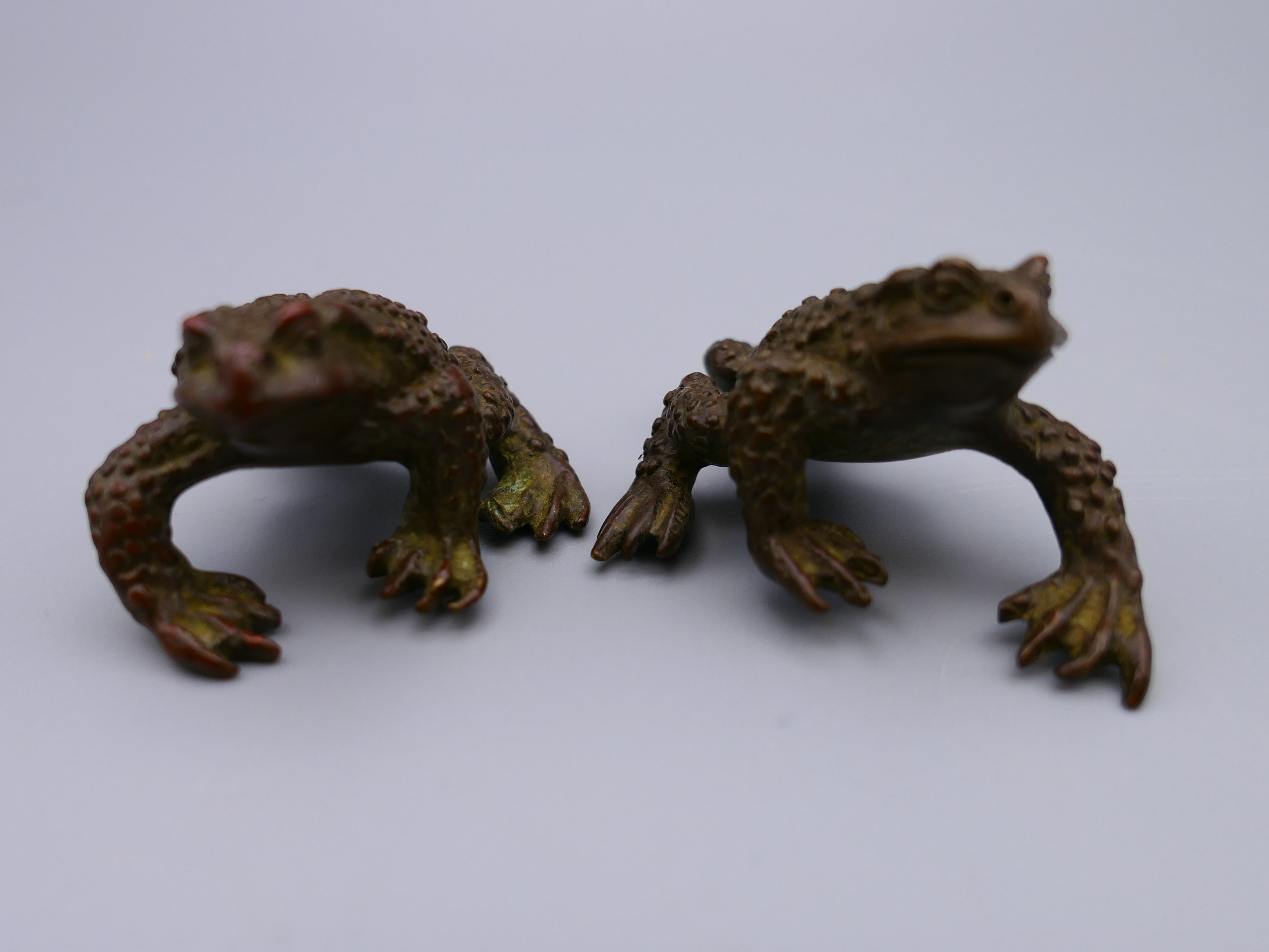 A pair of bronze frogs. Each approximately 5 cm long. - Image 3 of 7