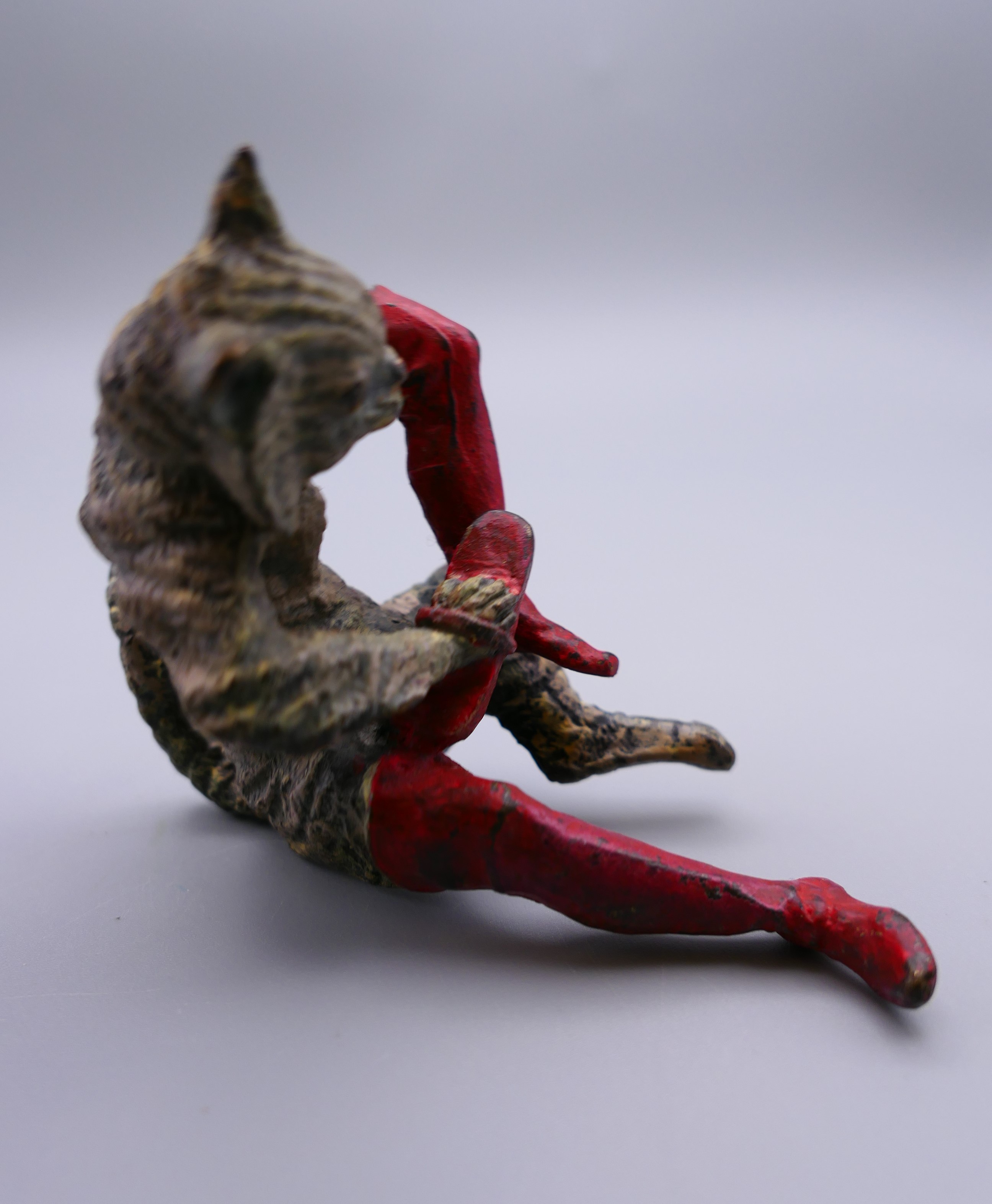 A cold painted model of a cat polishing his boots. 7 cm high. - Bild 4 aus 6