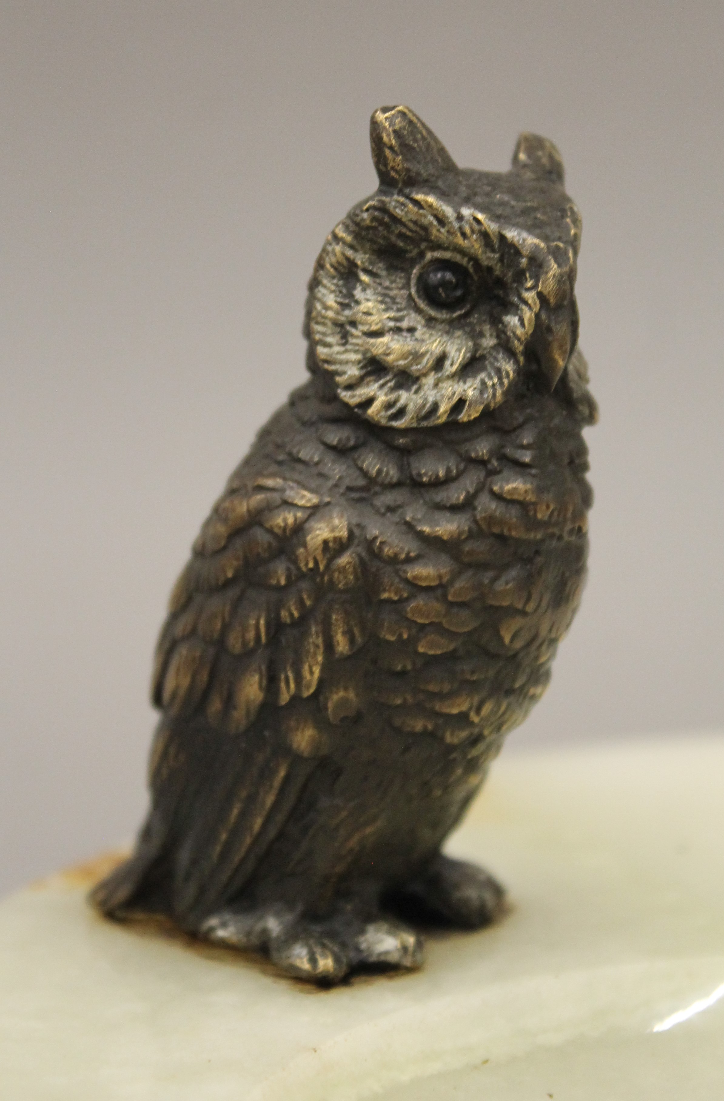 A cold painted bronze model of an owl mounted on an onyx dish. 19.5 cm diameter. - Bild 3 aus 3