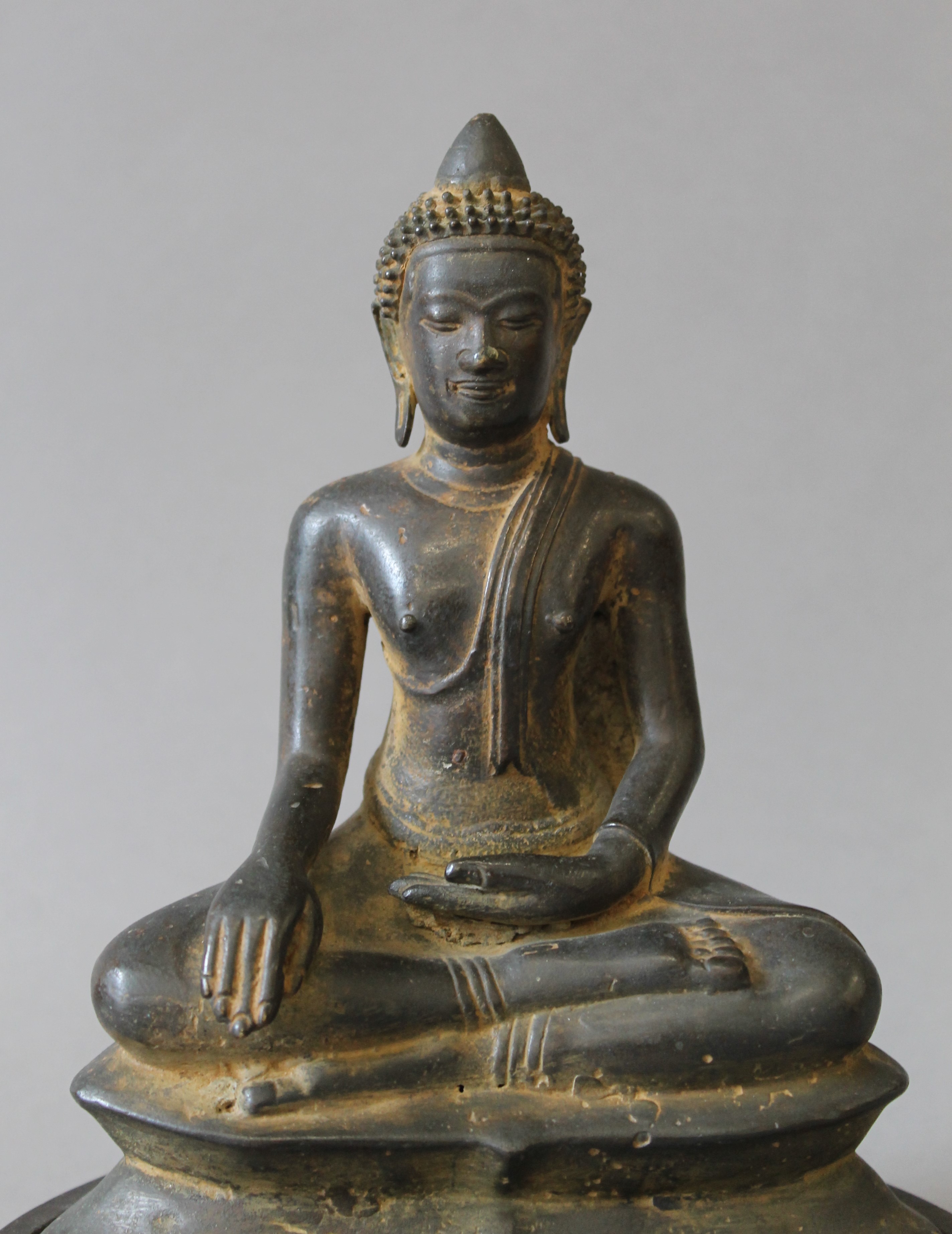 An antique bronze model of Buddha mounted on a wooden base. 21 cm high. - Bild 2 aus 5