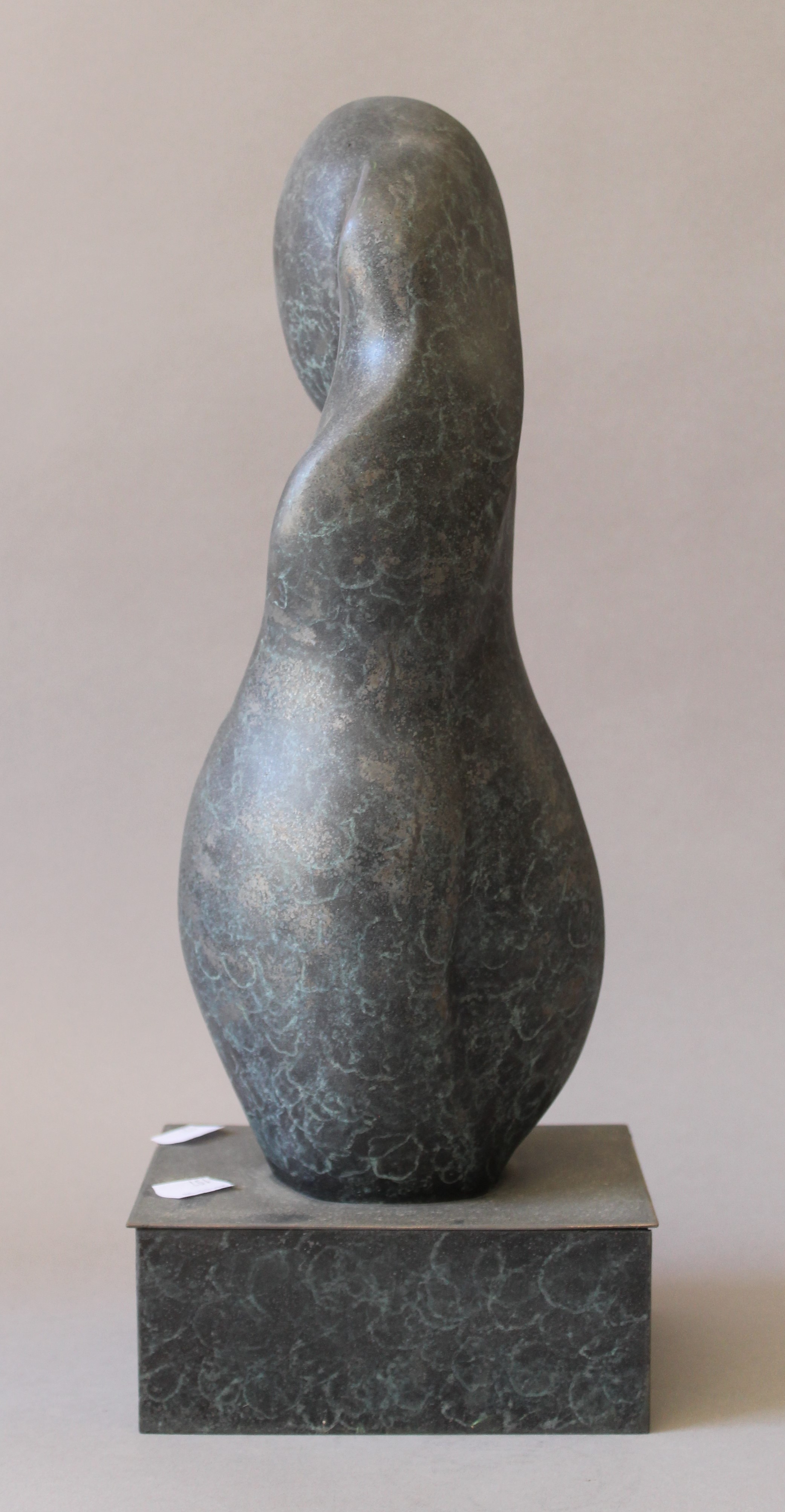 A patinated bronze abstract sculpture. 42 cm high. - Bild 3 aus 3