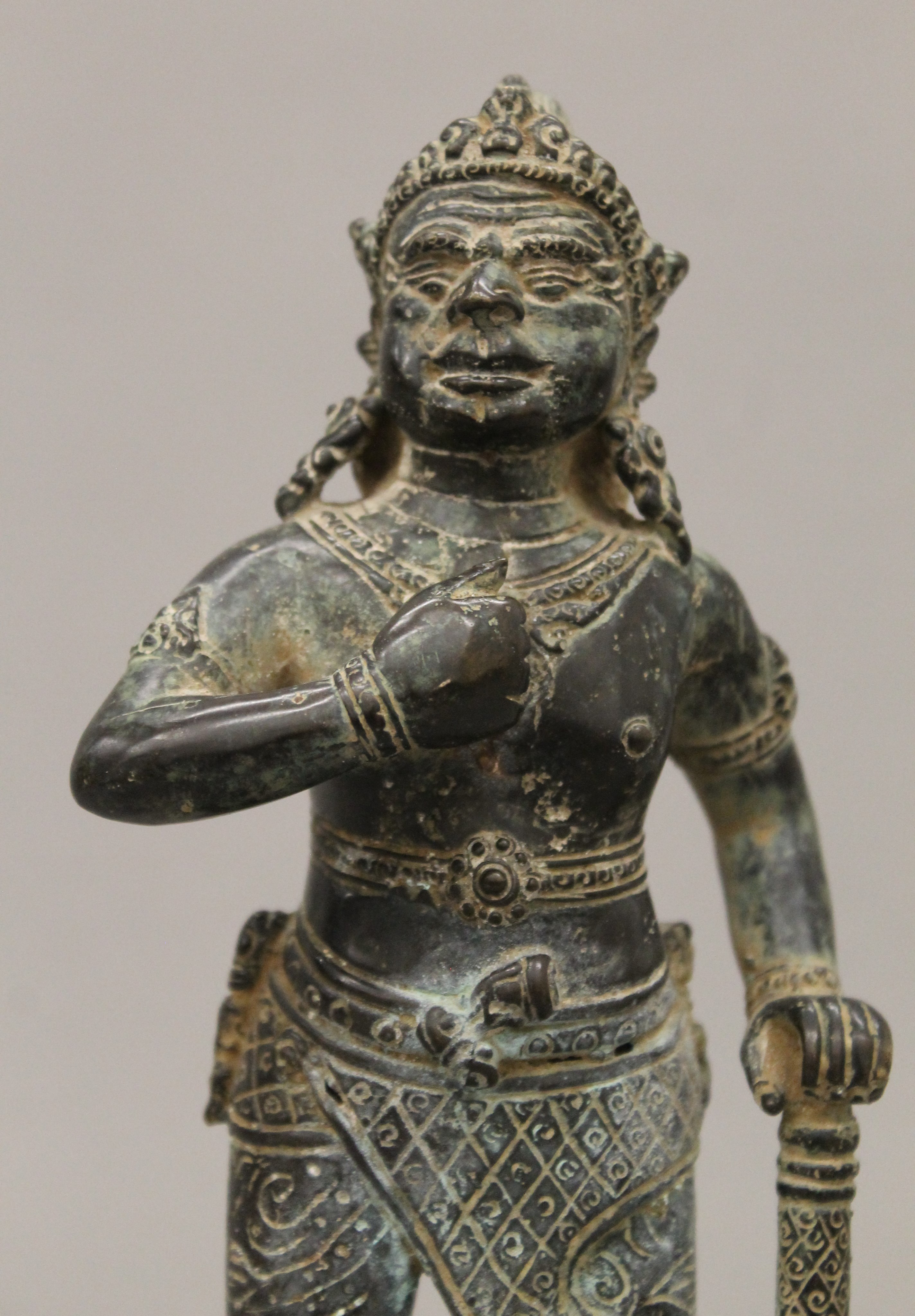 An Eastern bronze model of a warrior. 25 cm high. - Bild 2 aus 5