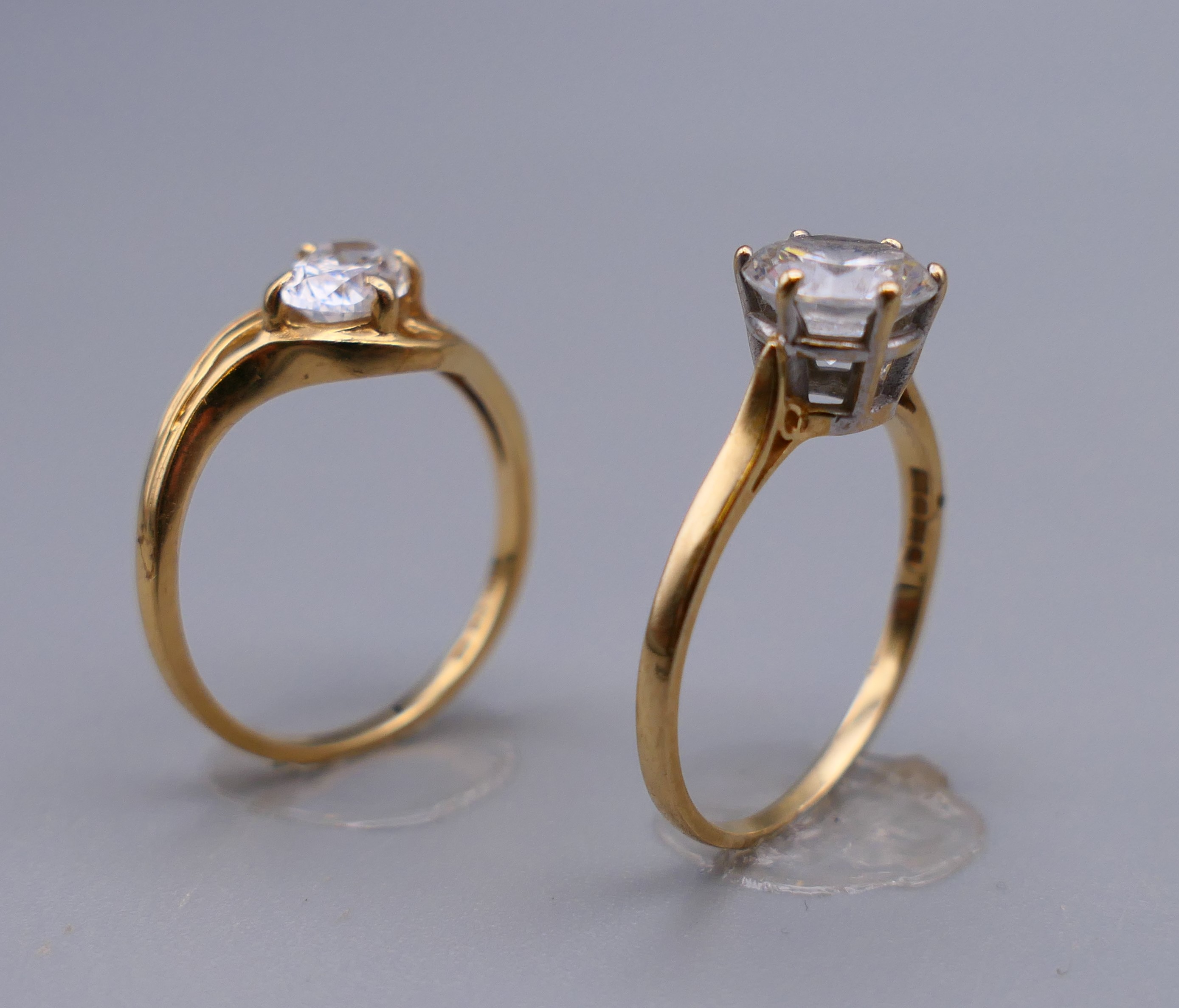 A 14 ct gold ring (1.8 grammes total weight) and a 9 ct gold ring (2 grammes total weight). - Image 2 of 3