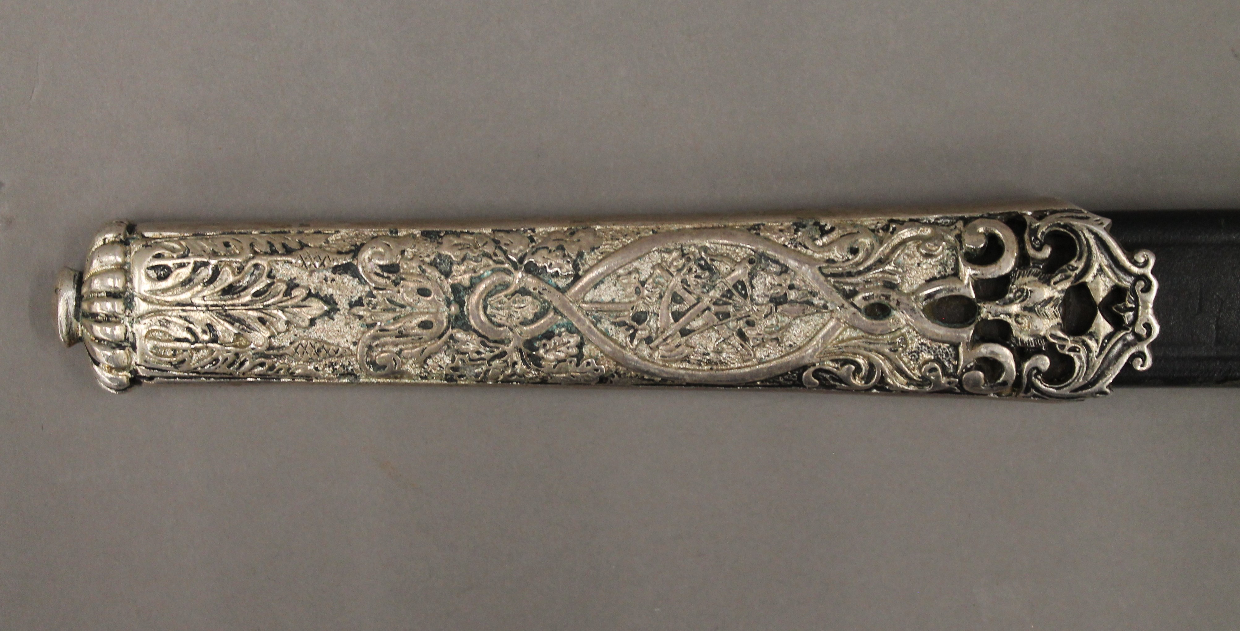 A hunting hanger, the scabbard and handle with silvered mounts. 80 cm long. - Image 2 of 6