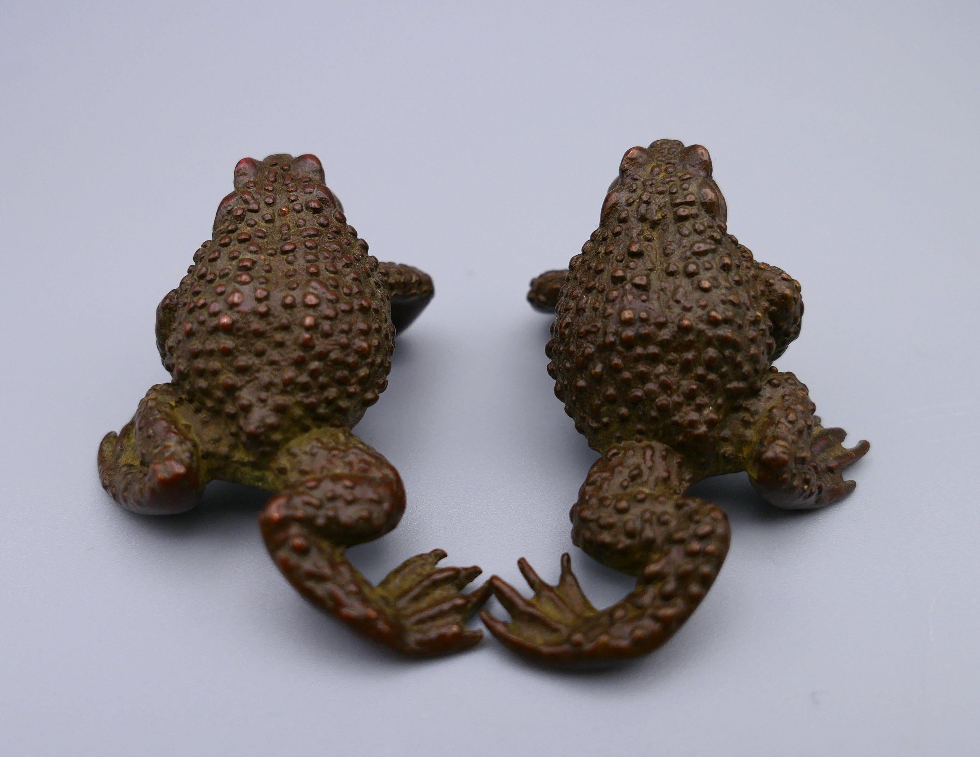 A pair of bronze frogs. Each approximately 5 cm long. - Image 5 of 7