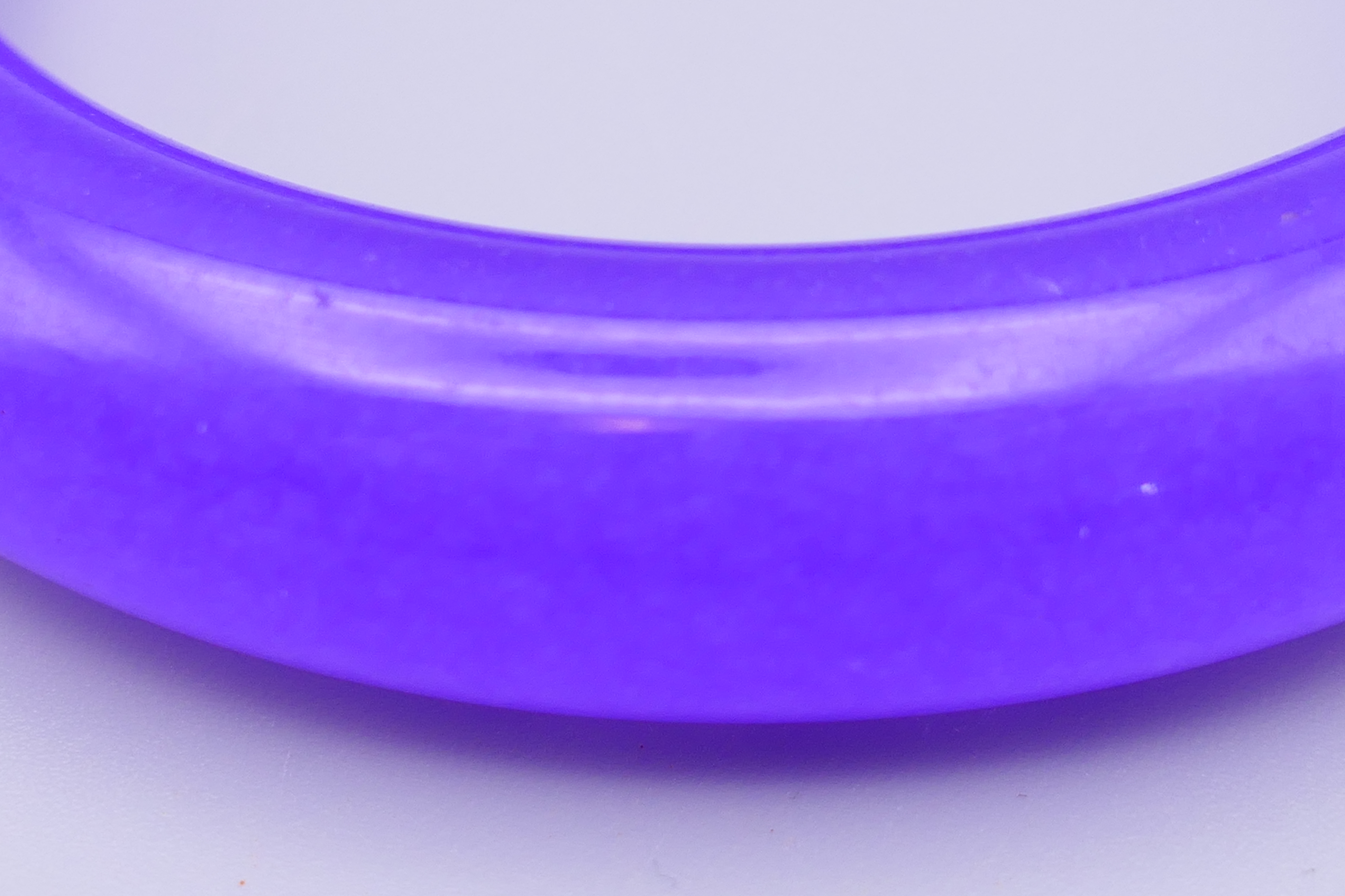 A lavender jade bangle. 8.5 cm diameter. - Image 3 of 3