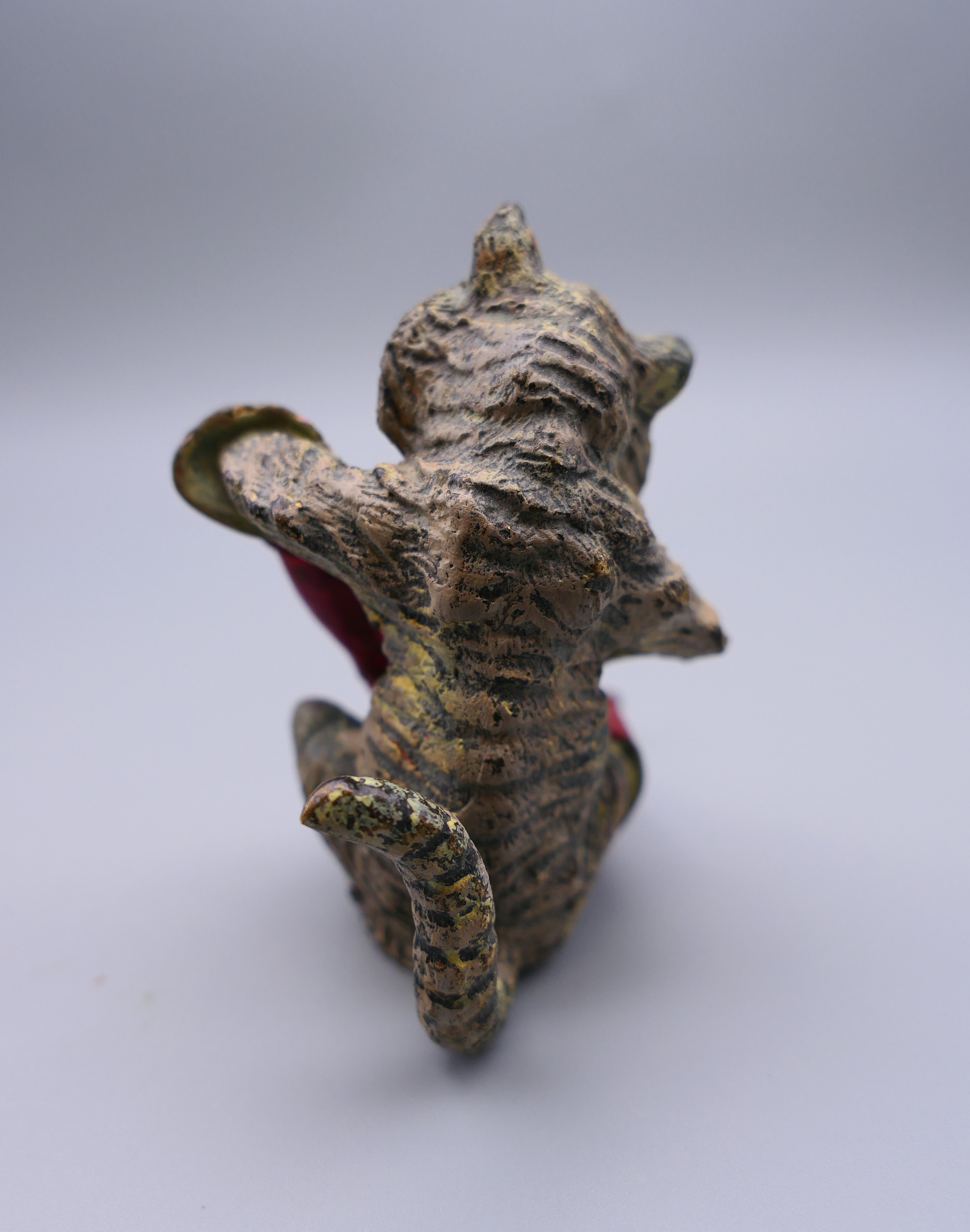 A cold painted model of a cat polishing his boots. 7 cm high. - Bild 3 aus 6