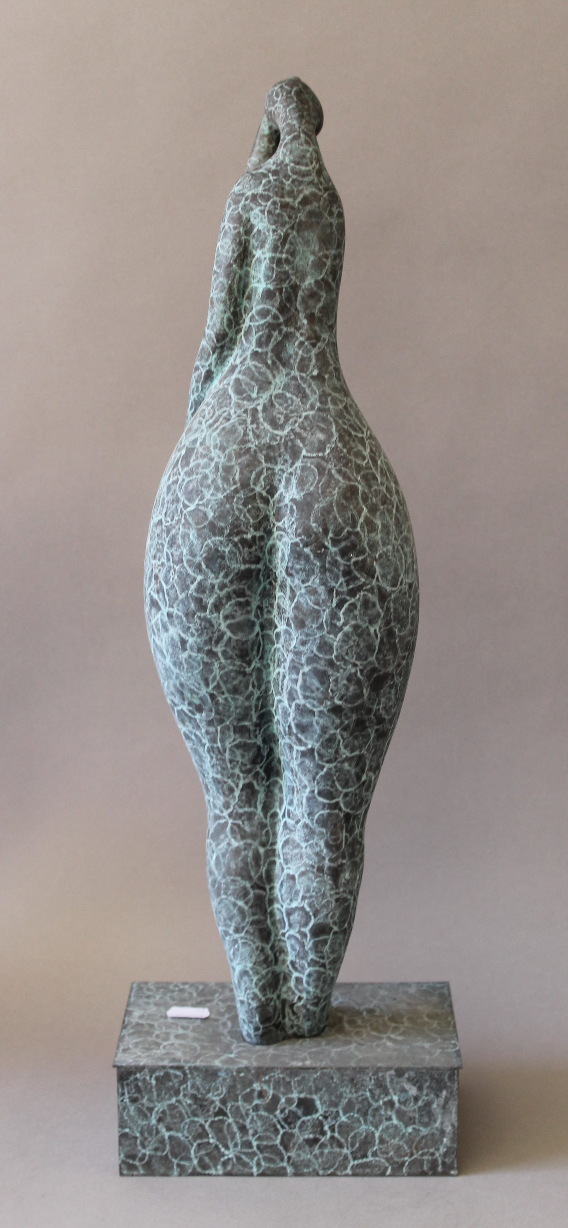 A patinated bronze abstract sculpture of a woman. 62 cm high. - Bild 3 aus 3