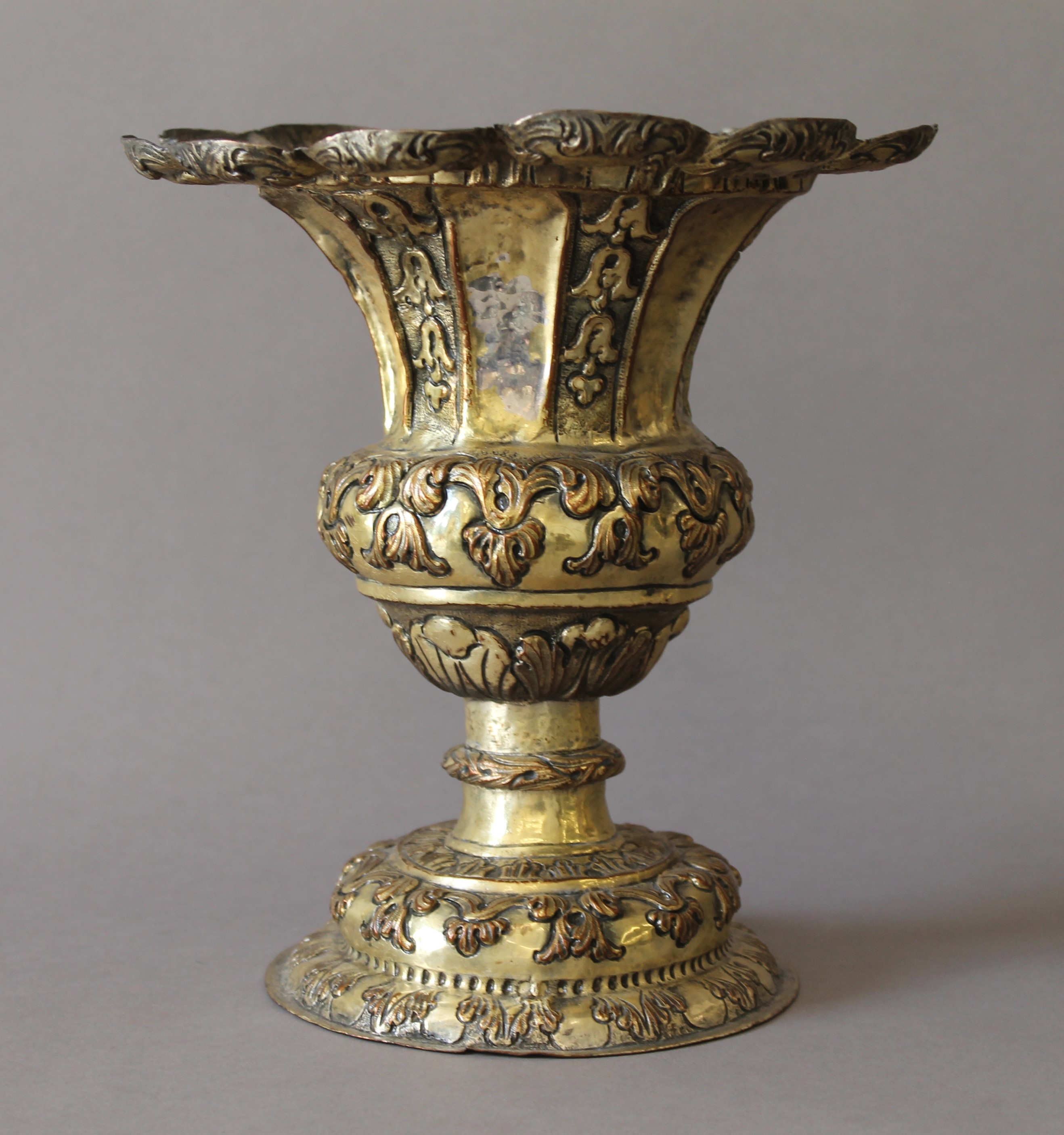 A pair of 19th century gilt copper chalices. 21 cm high. - Bild 3 aus 5