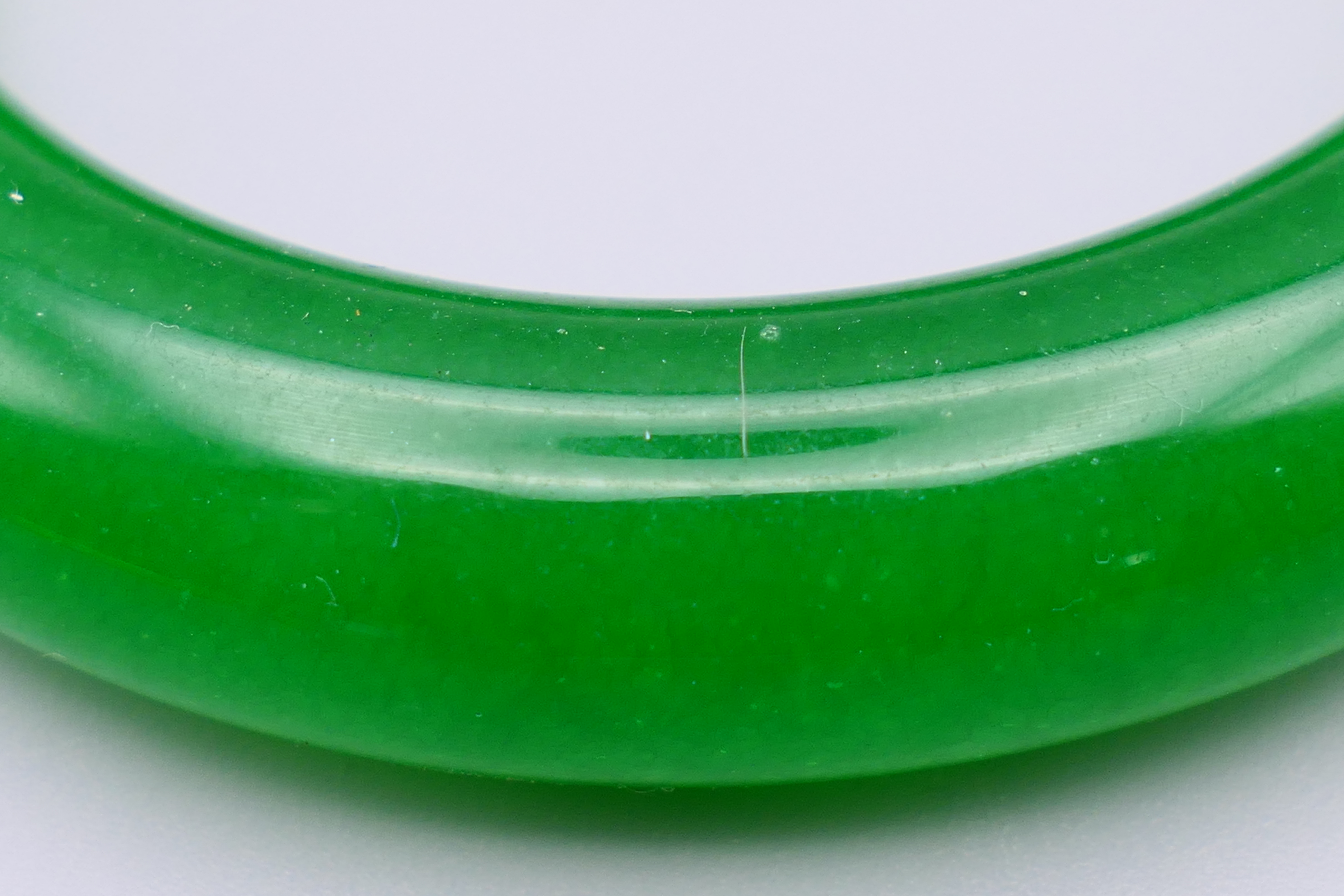 An apple green jade bangle. 8.5 cm diameter. - Image 3 of 3