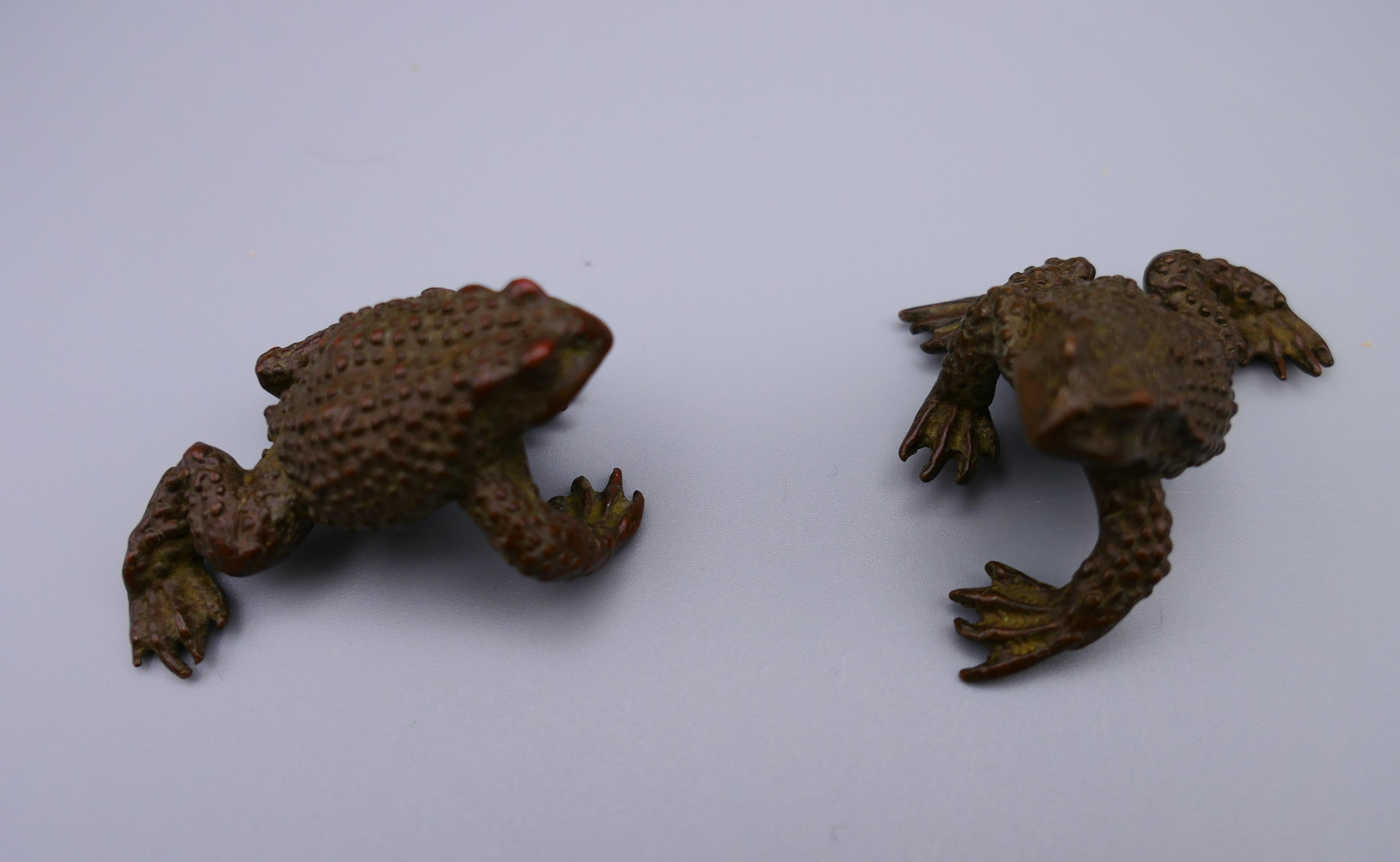 A pair of bronze frogs. Each approximately 5 cm long. - Image 2 of 7