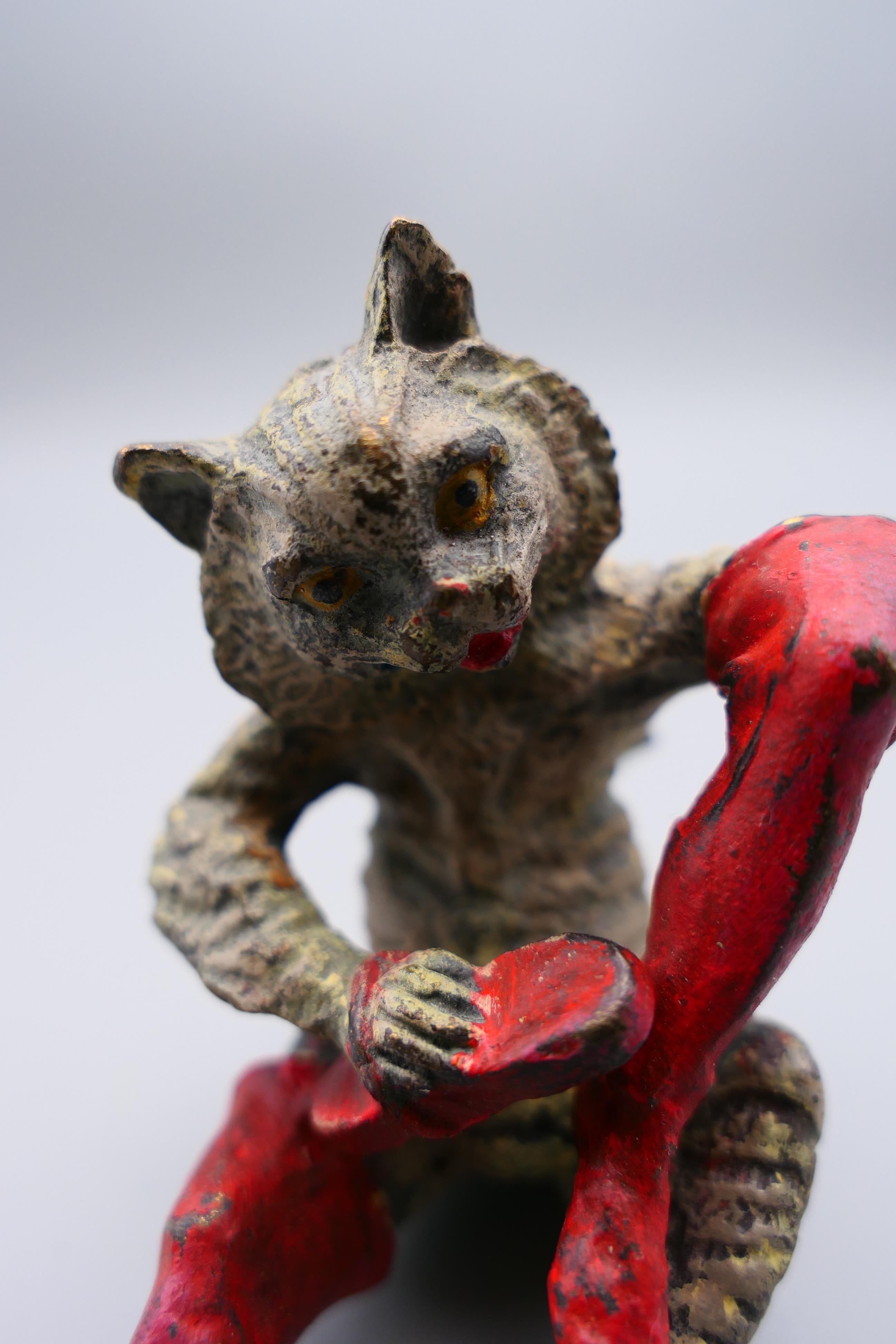 A cold painted model of a cat polishing his boots. 7 cm high. - Bild 5 aus 6