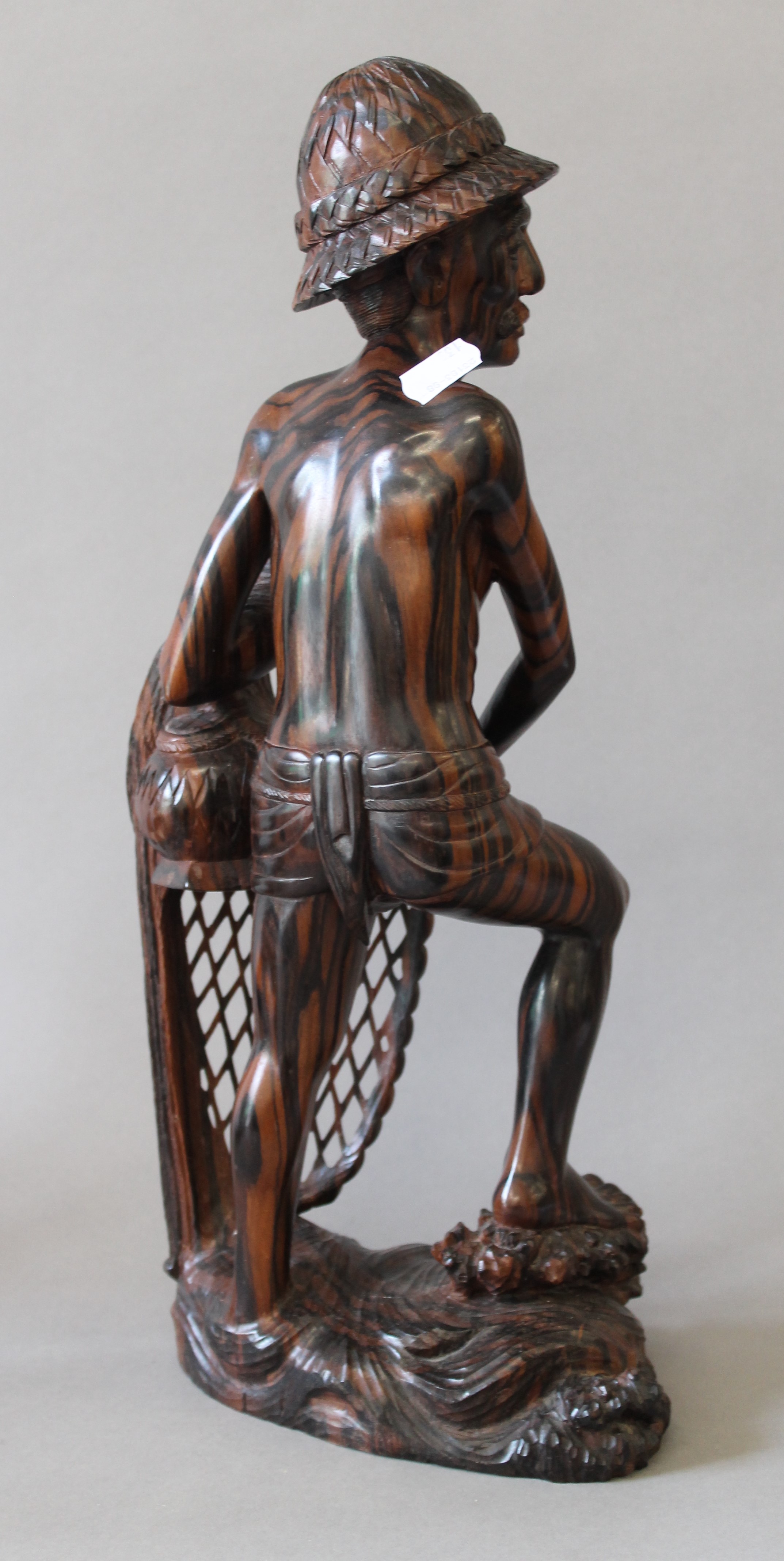 An Eastern carved hardwood fisherman figure. 43 cm high. - Bild 5 aus 5