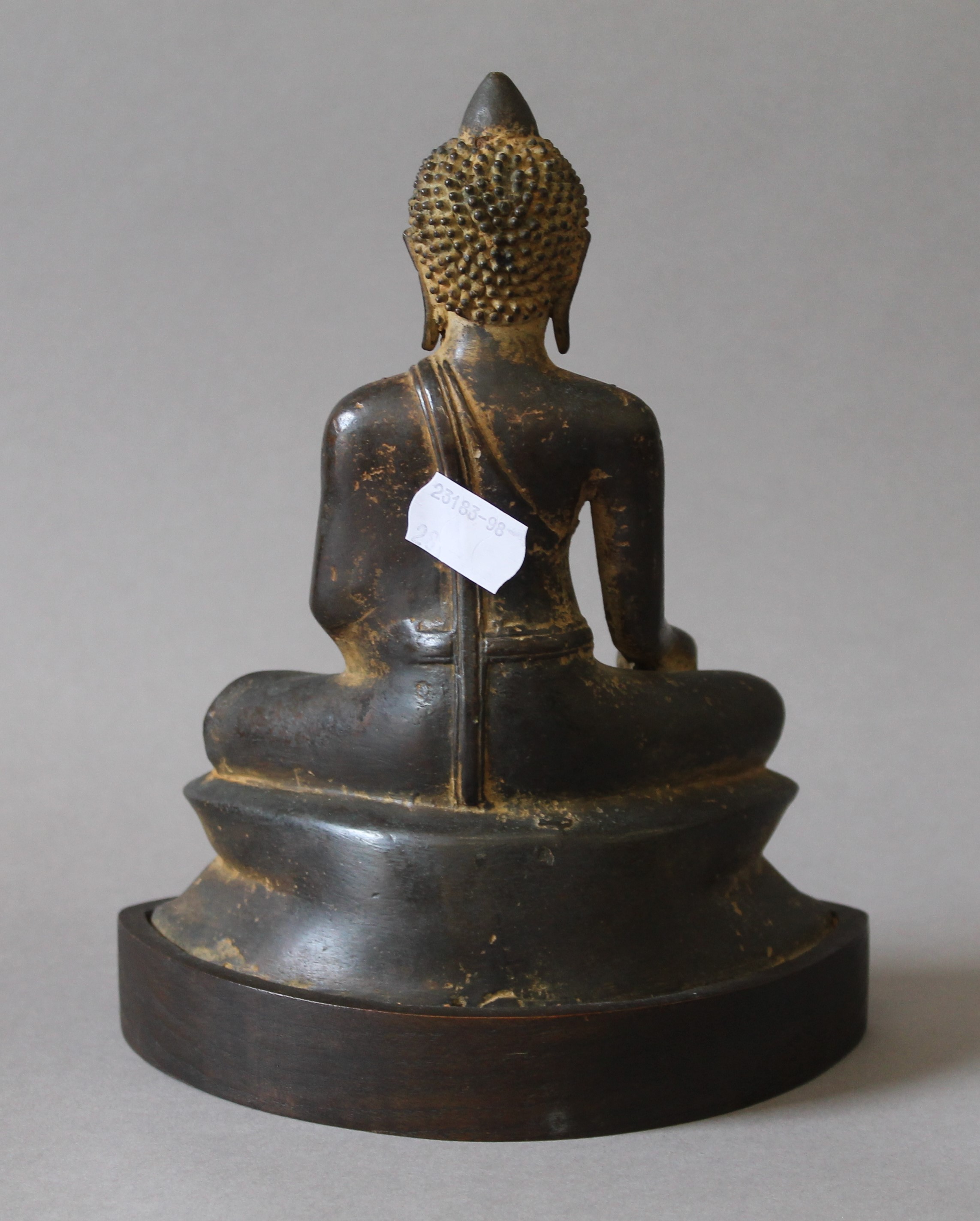 An antique bronze model of Buddha mounted on a wooden base. 21 cm high. - Bild 4 aus 5