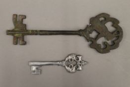 Two keys. The largest 28 cm long.