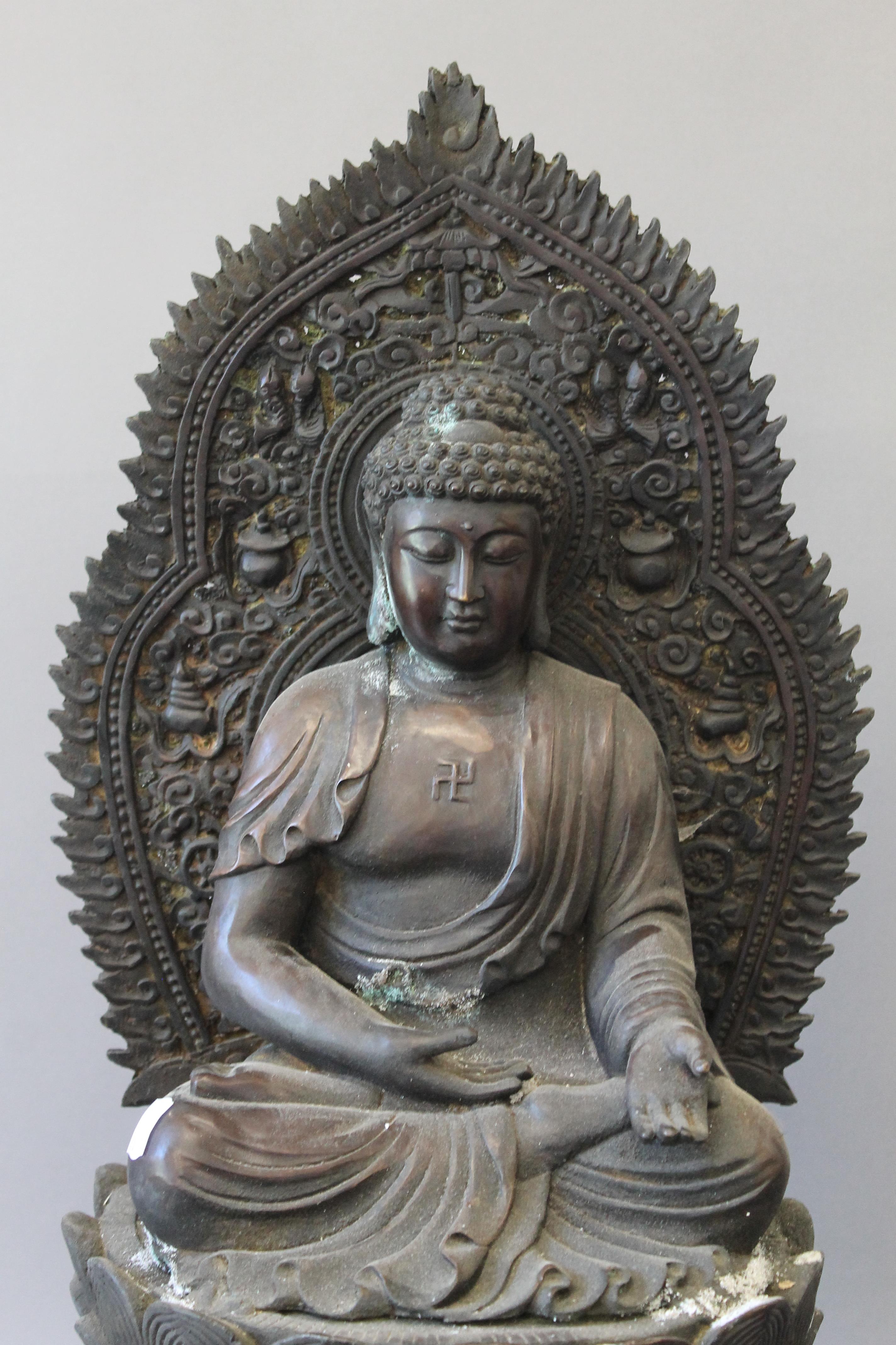 A large bronze model of Buddha seated. 65.5 cm high. - Bild 2 aus 4