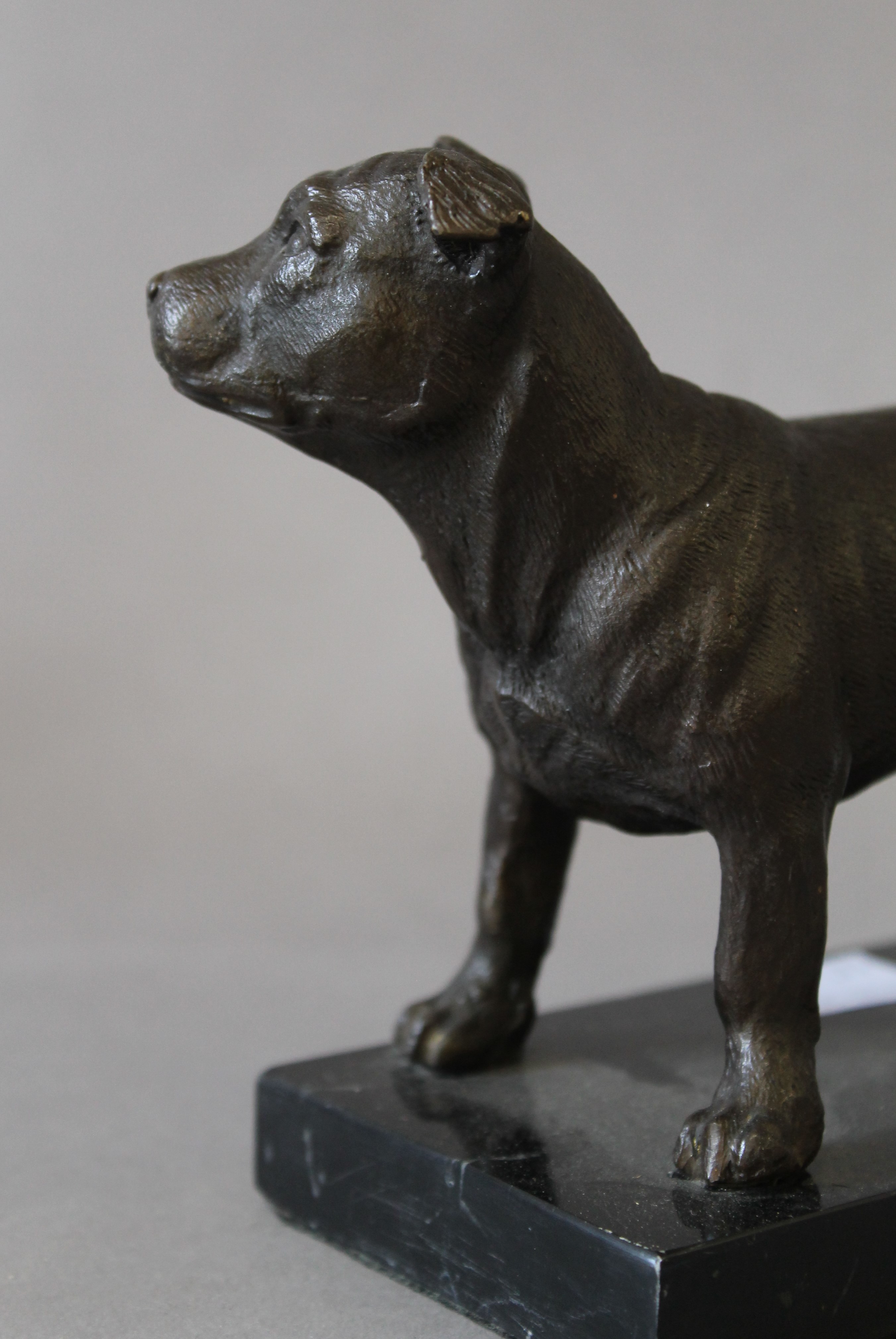 A bronze bulldog on marble base. 16 cm long. - Bild 3 aus 3