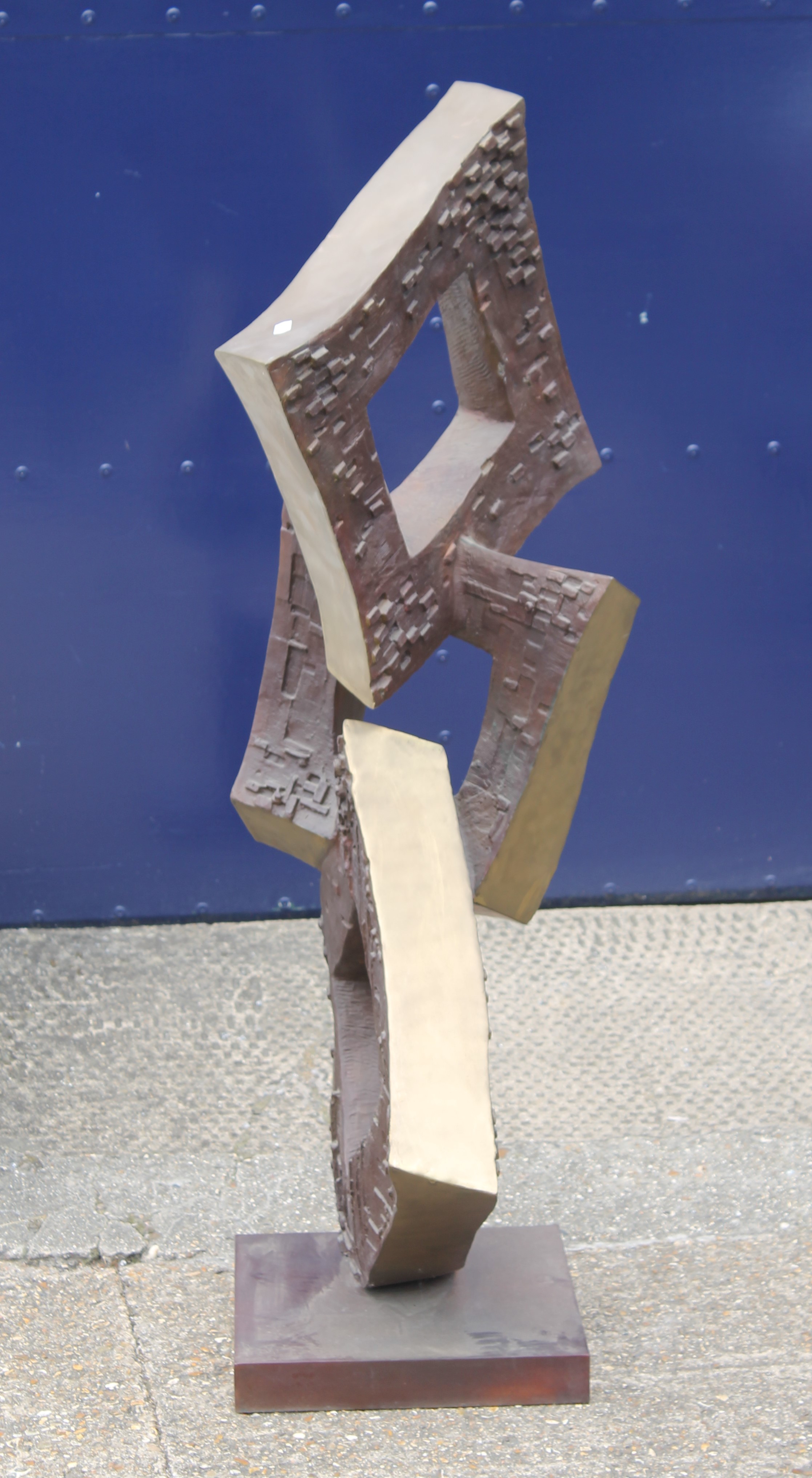 A large bronze abstract square sculpture. 131 cm high. - Bild 2 aus 2