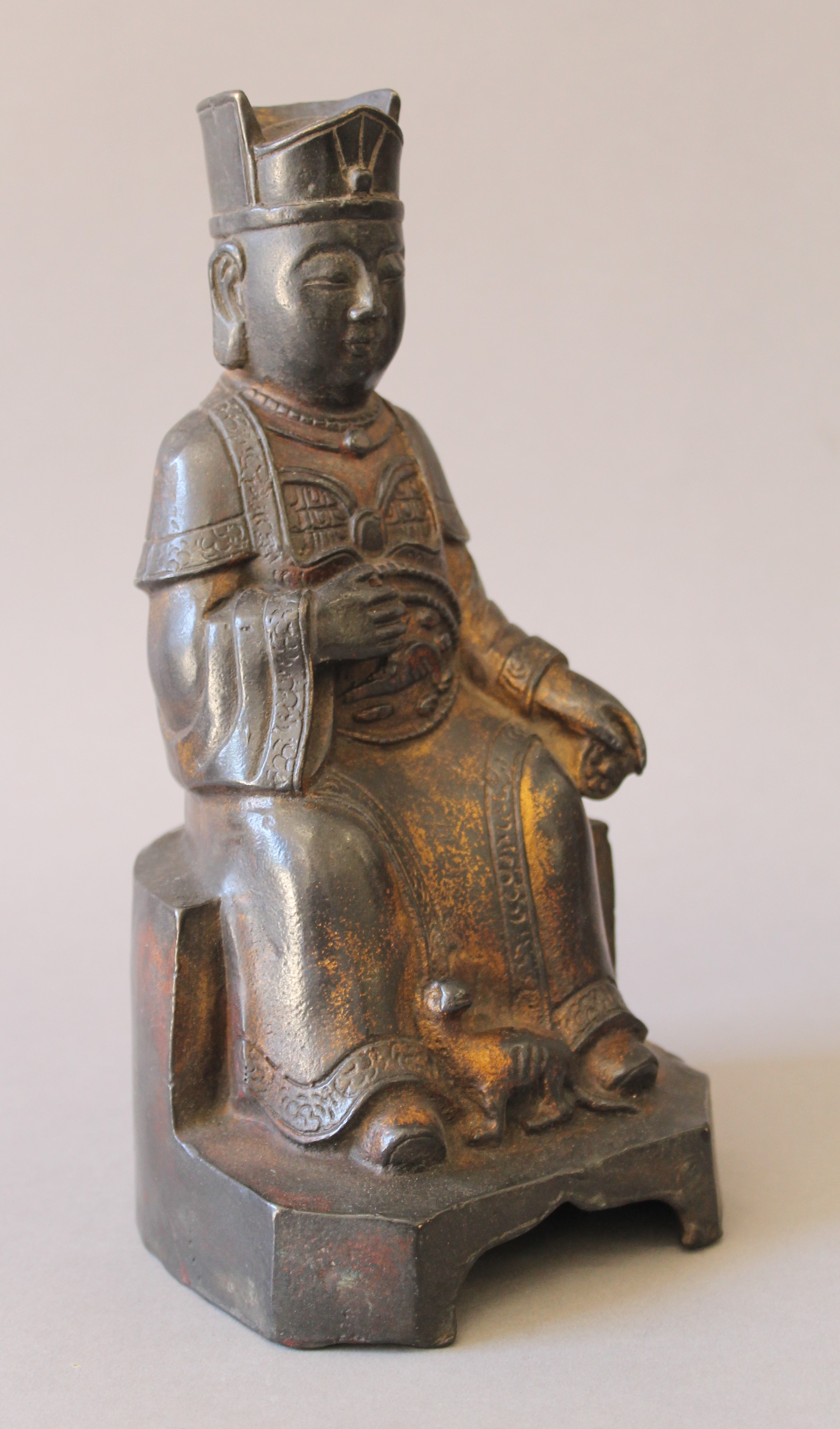 A bronze model of a seated deity. 23 cm high. - Bild 2 aus 4