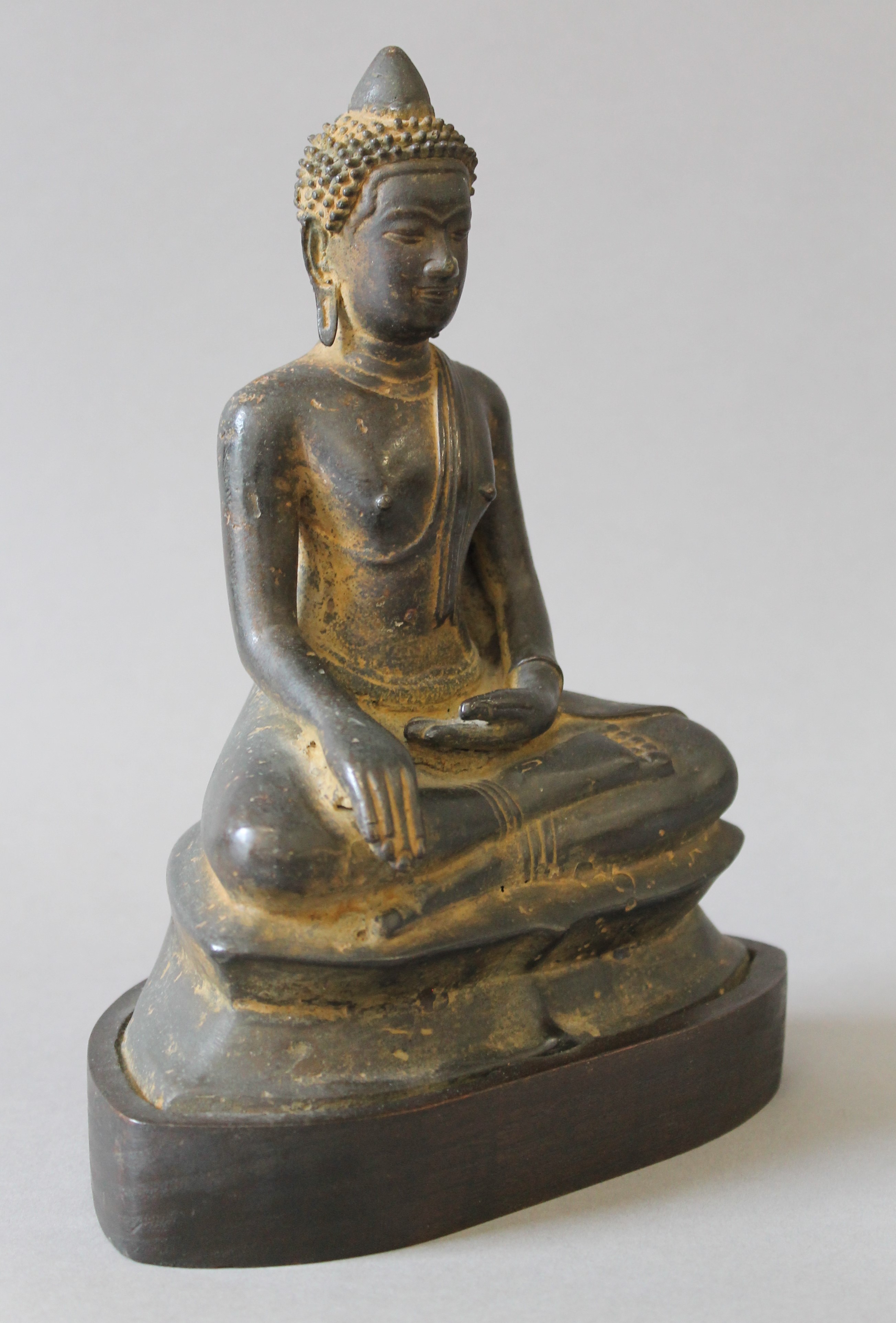 An antique bronze model of Buddha mounted on a wooden base. 21 cm high. - Bild 3 aus 5