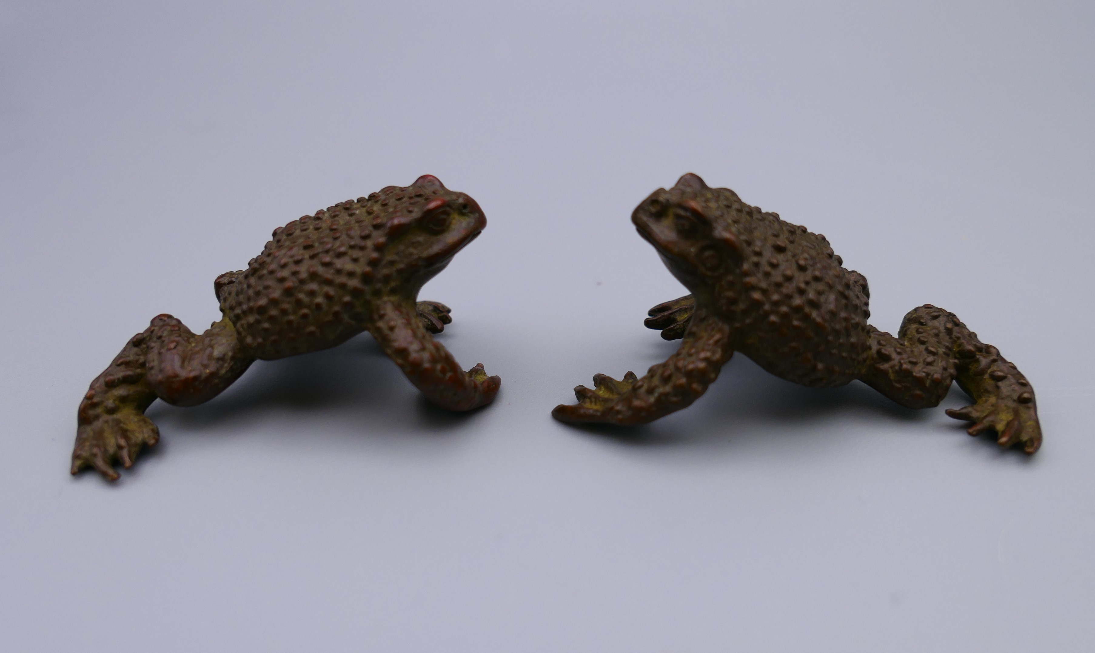 A pair of bronze frogs. Each approximately 5 cm long. - Image 6 of 7