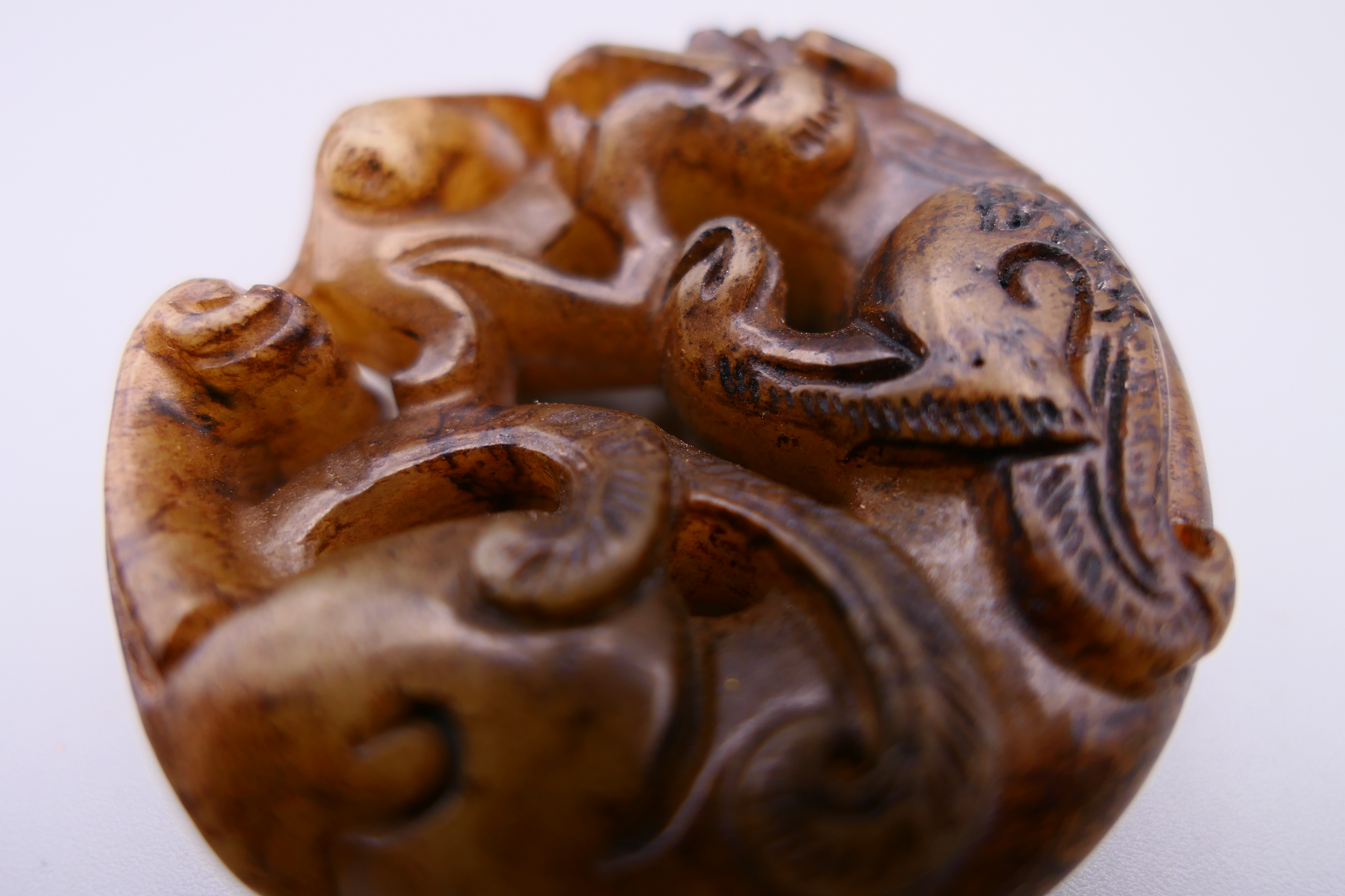 A jade roundel formed as a dragon. 4.75 cm diameter. - Image 4 of 5