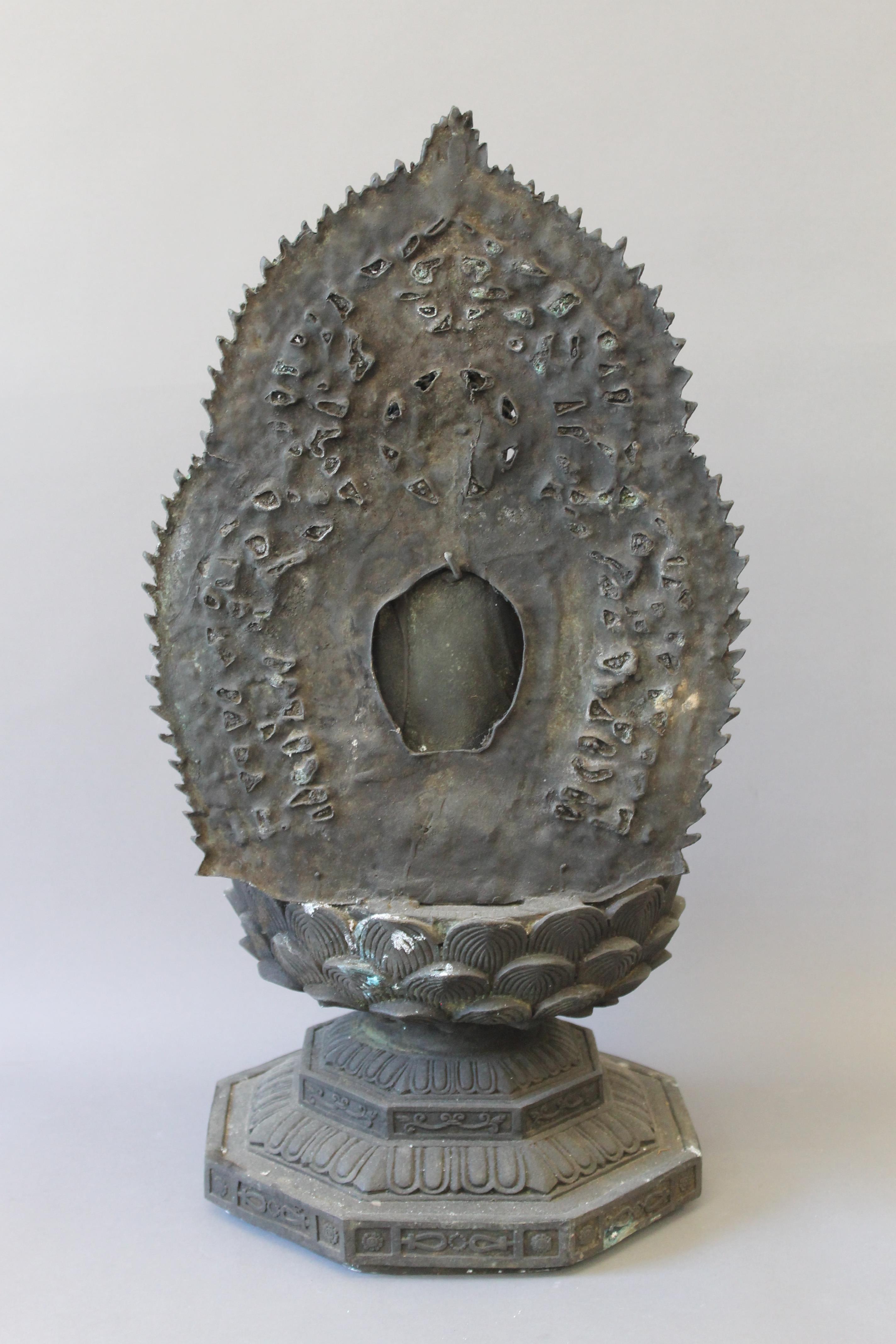 A large bronze model of Buddha seated. 65.5 cm high. - Bild 4 aus 4
