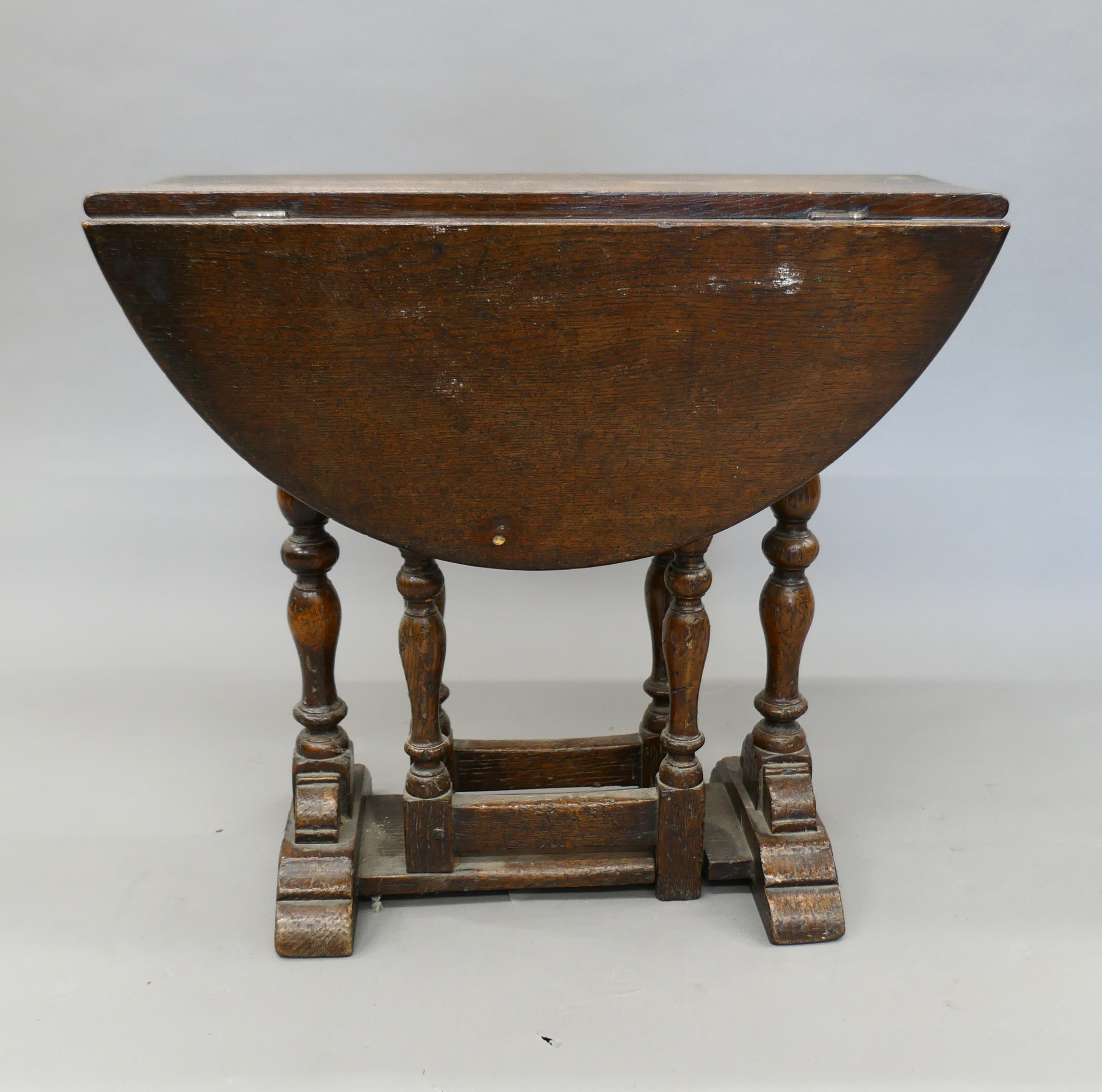 An oak drop leaf coffee table. 60 cm wide.