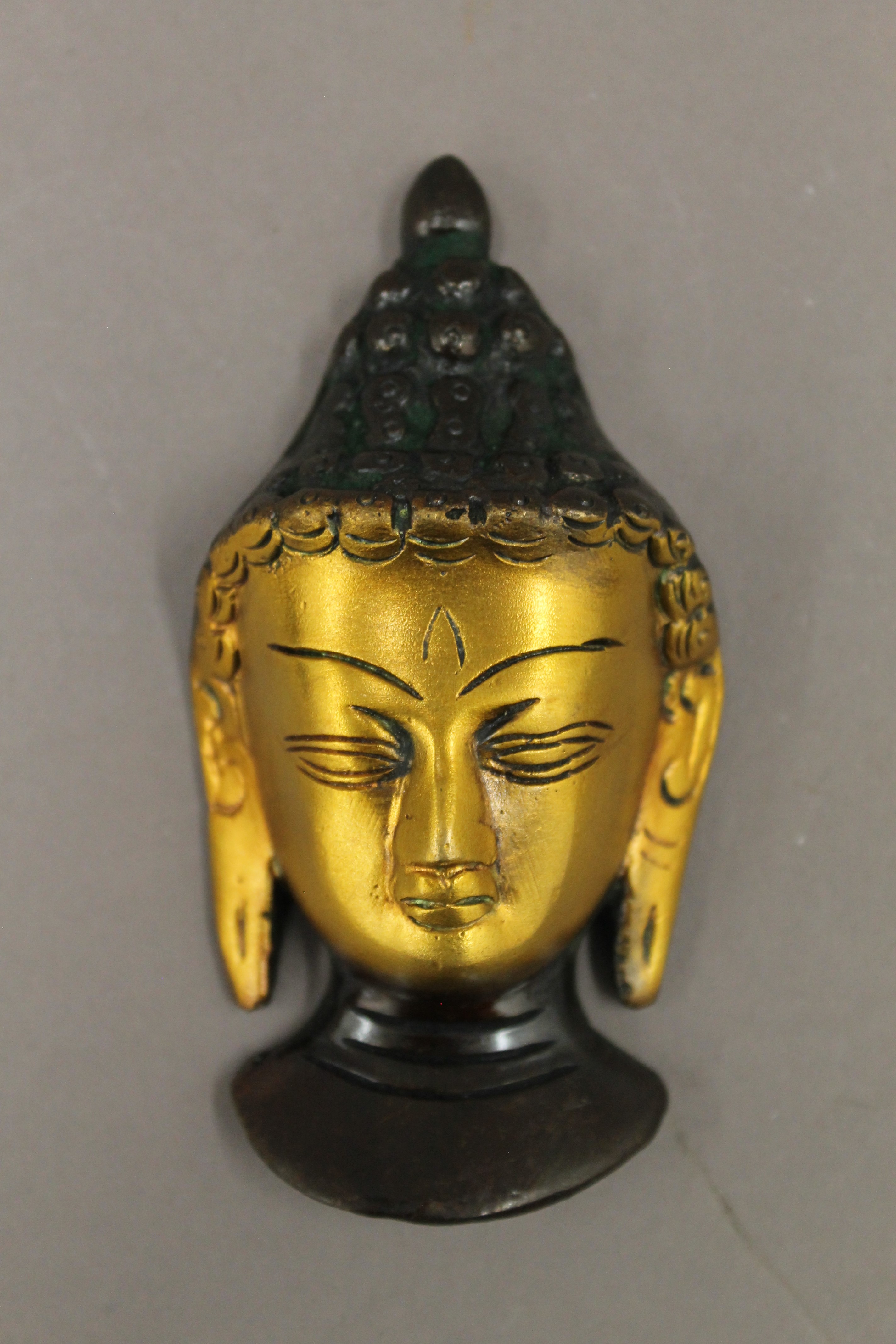 A bronze hand and Buddha head. The former 11 cm wide. - Bild 2 aus 3