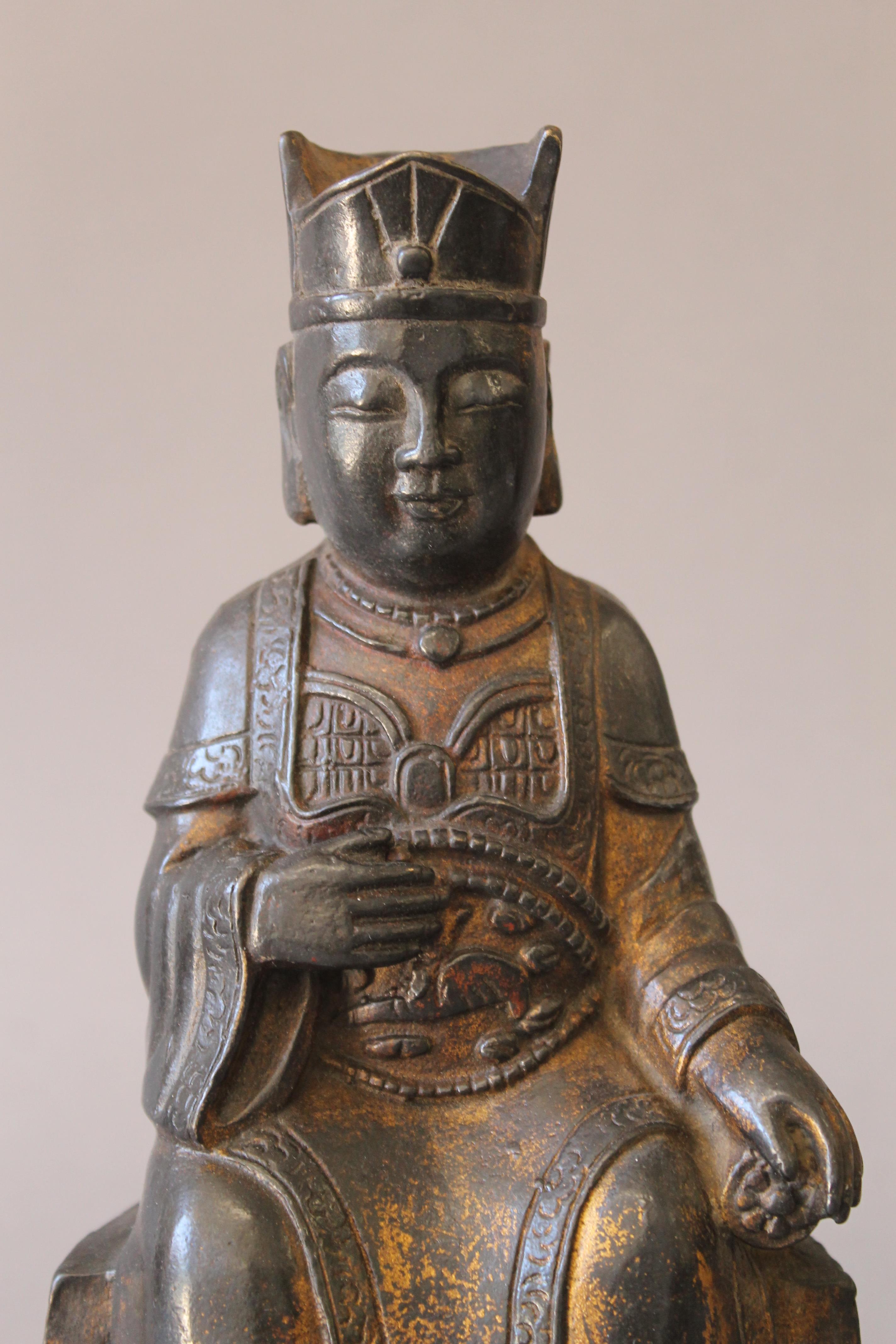 A bronze model of a seated deity. 23 cm high. - Bild 3 aus 4