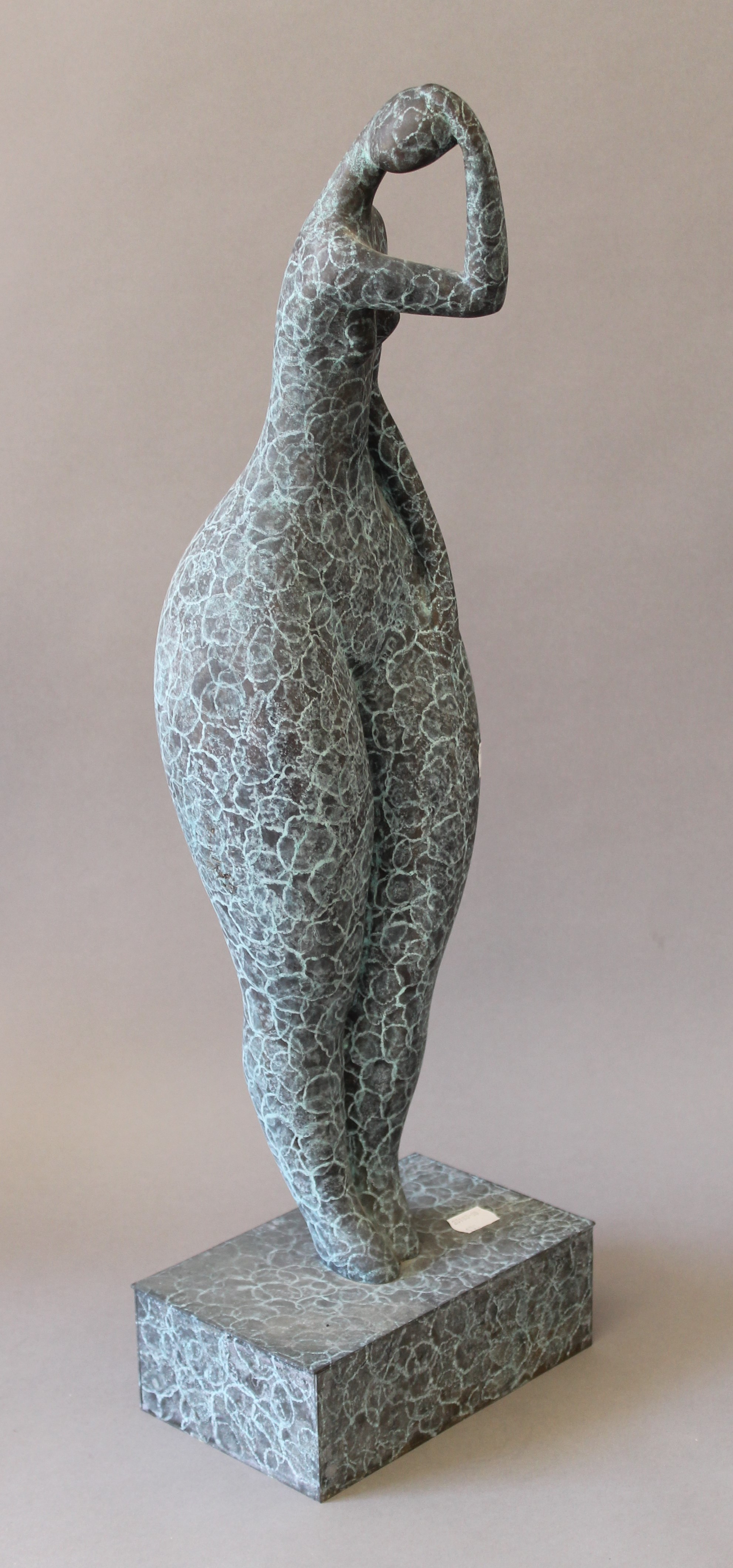 A patinated bronze abstract sculpture of a woman. 62 cm high. - Bild 2 aus 3