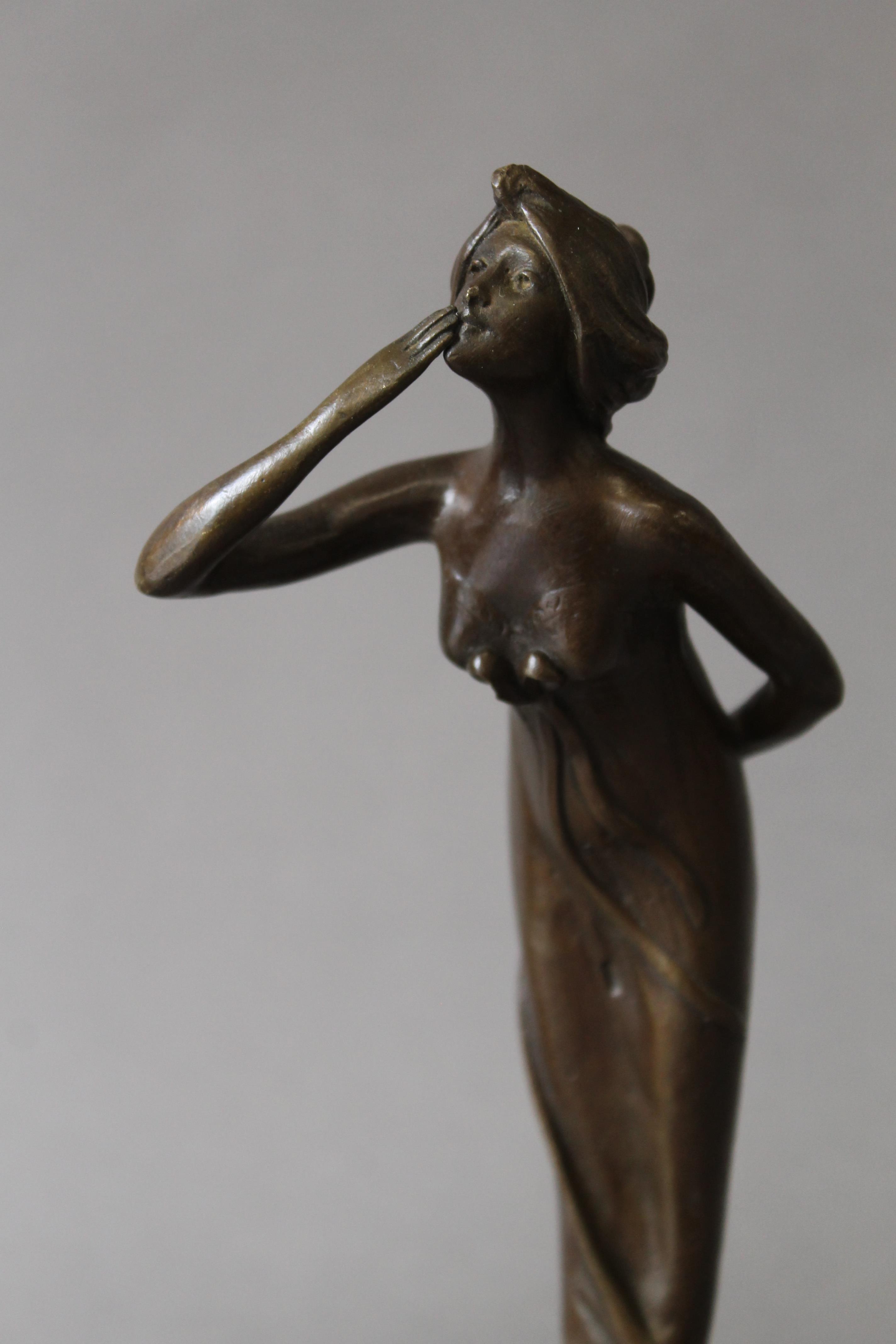 A set of three bronze Art Nouveau style girl figures. The largest 21.5 cm high. - Bild 4 aus 4