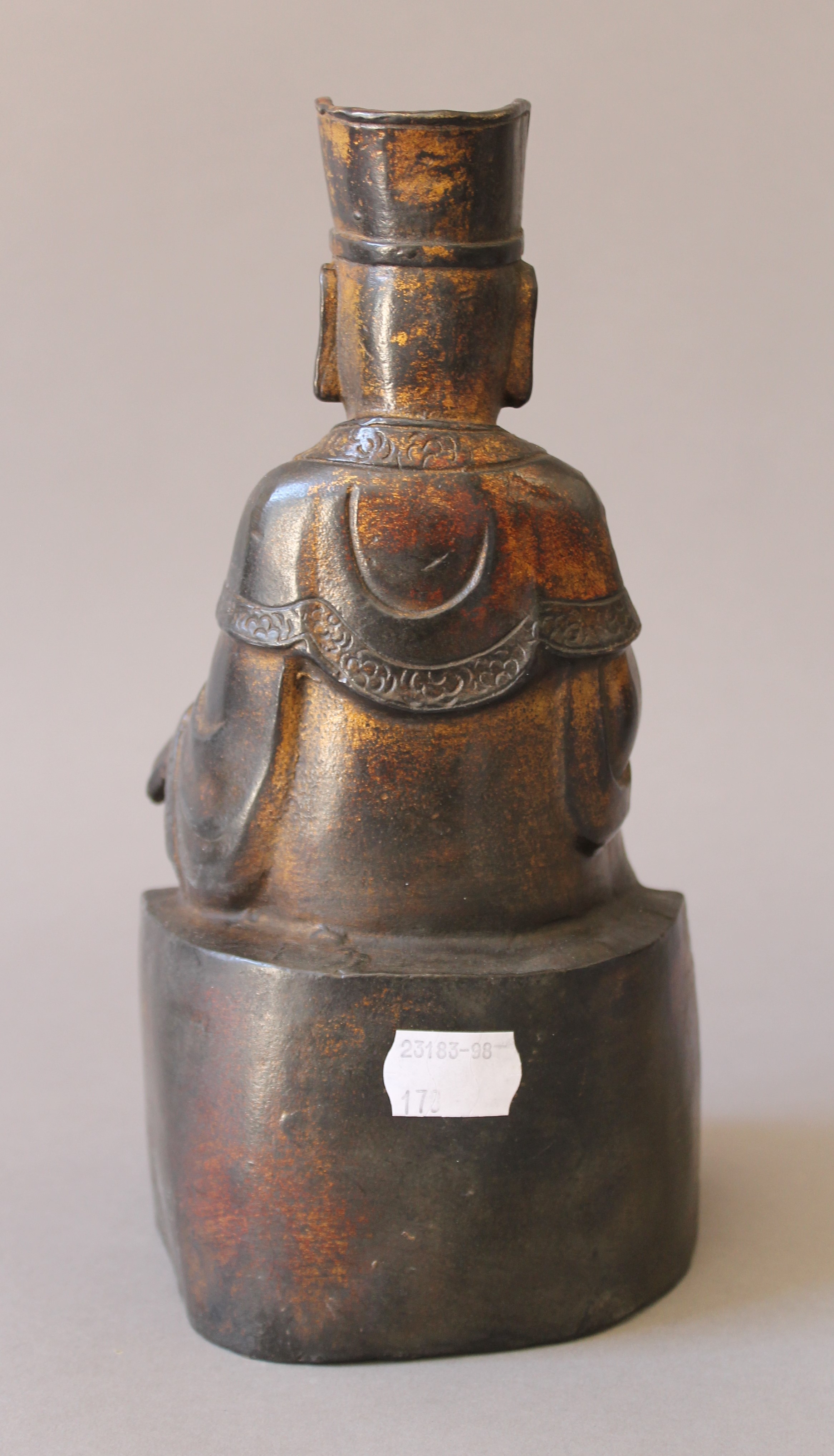 A bronze model of a seated deity. 23 cm high. - Bild 4 aus 4