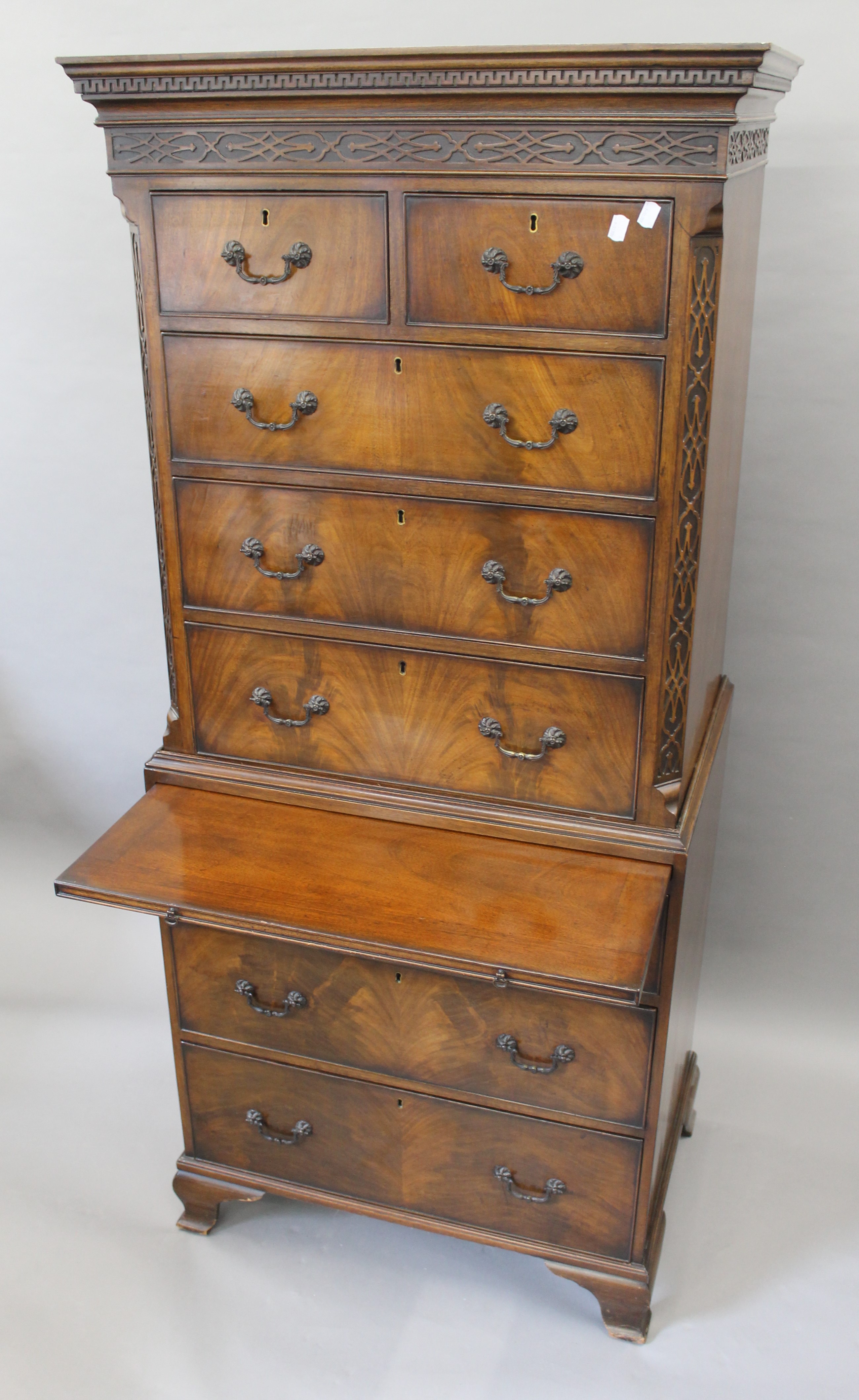 A modern mahogany chest on chest. 75.5 cm wide x 170.5 cm high. - Image 5 of 8