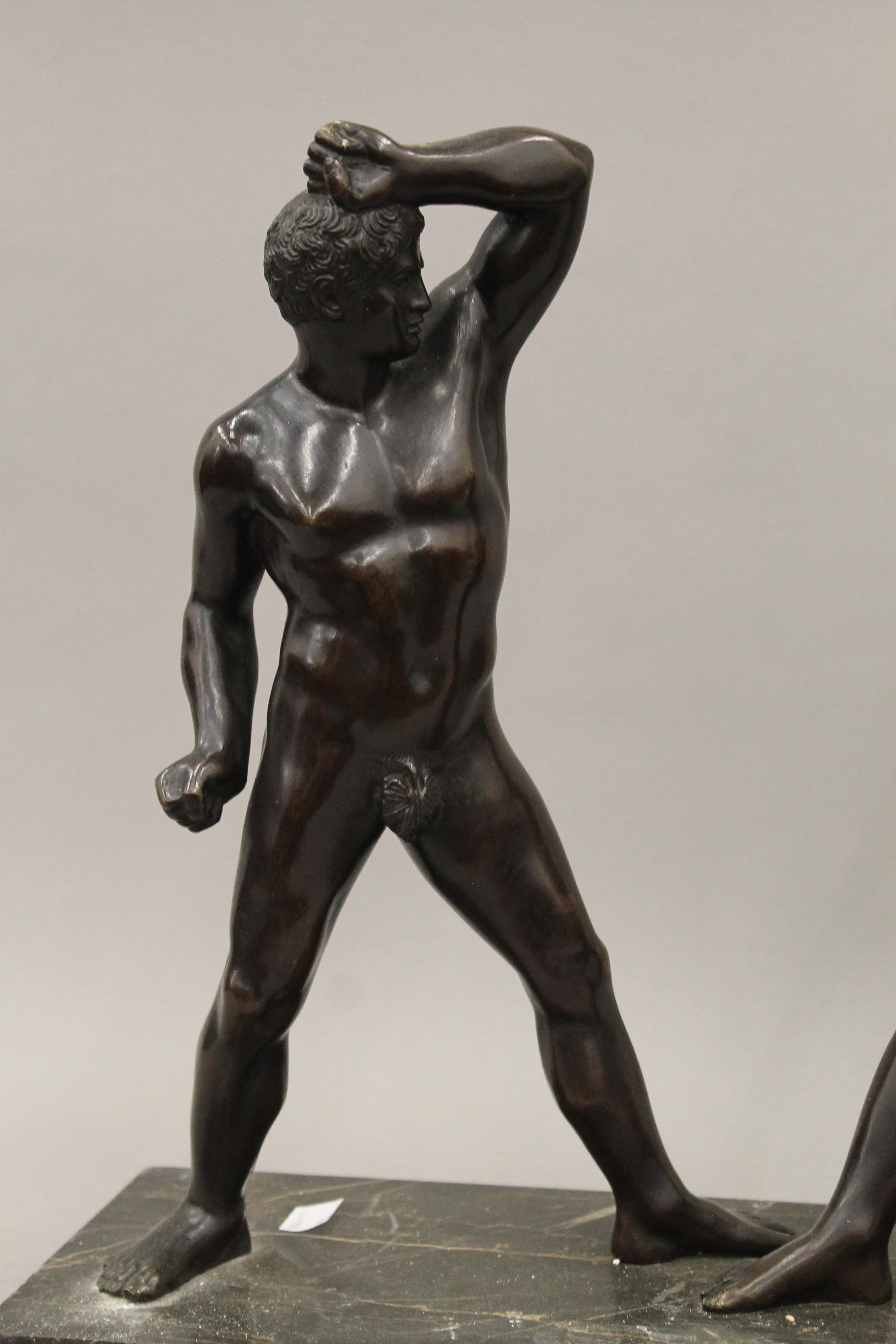 A pair of patinated bronze models of gladiators mounted on a marble plinth base. 40 cm long. - Bild 2 aus 3