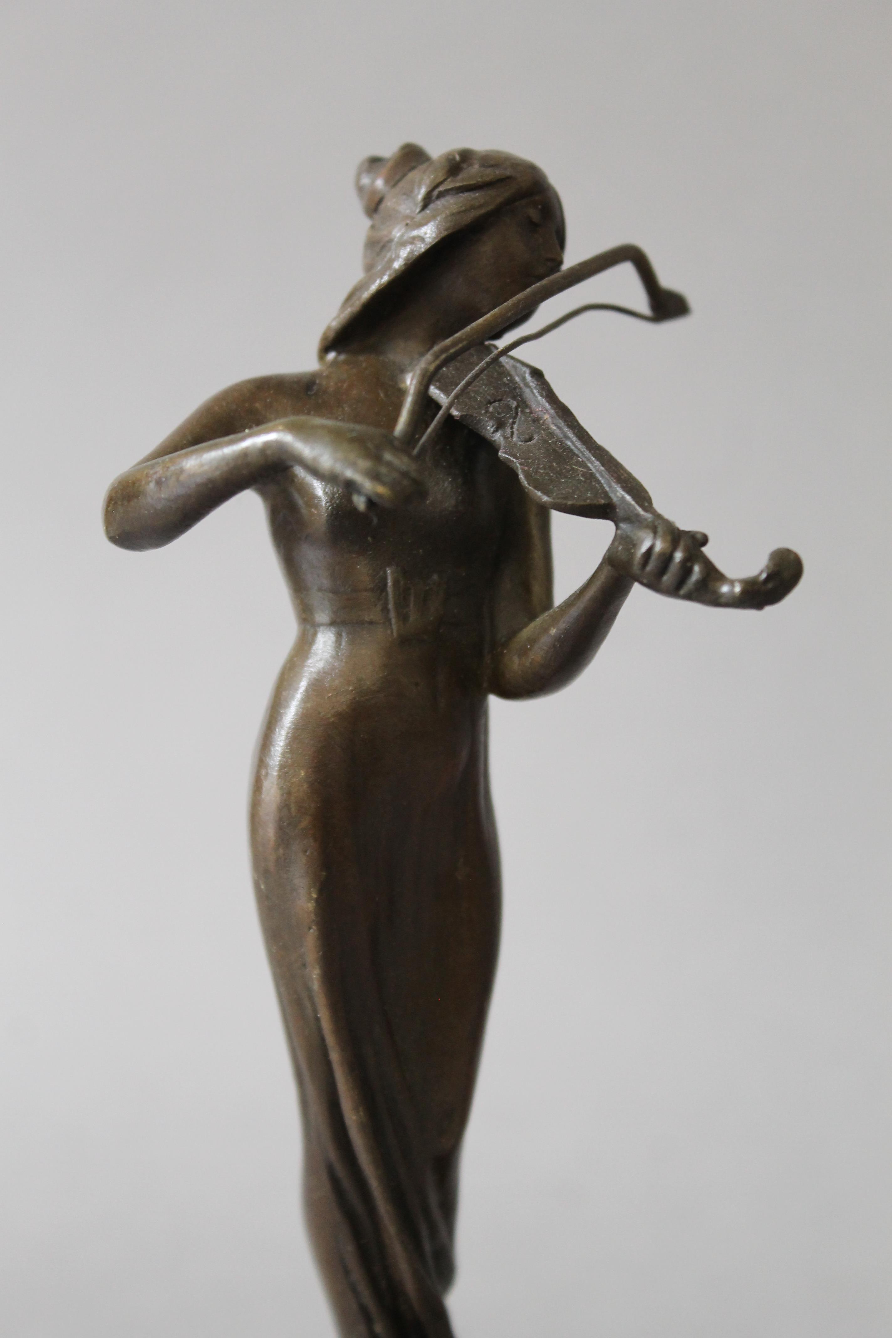 A set of three bronze Art Nouveau style girl figures. The largest 21.5 cm high. - Bild 2 aus 4