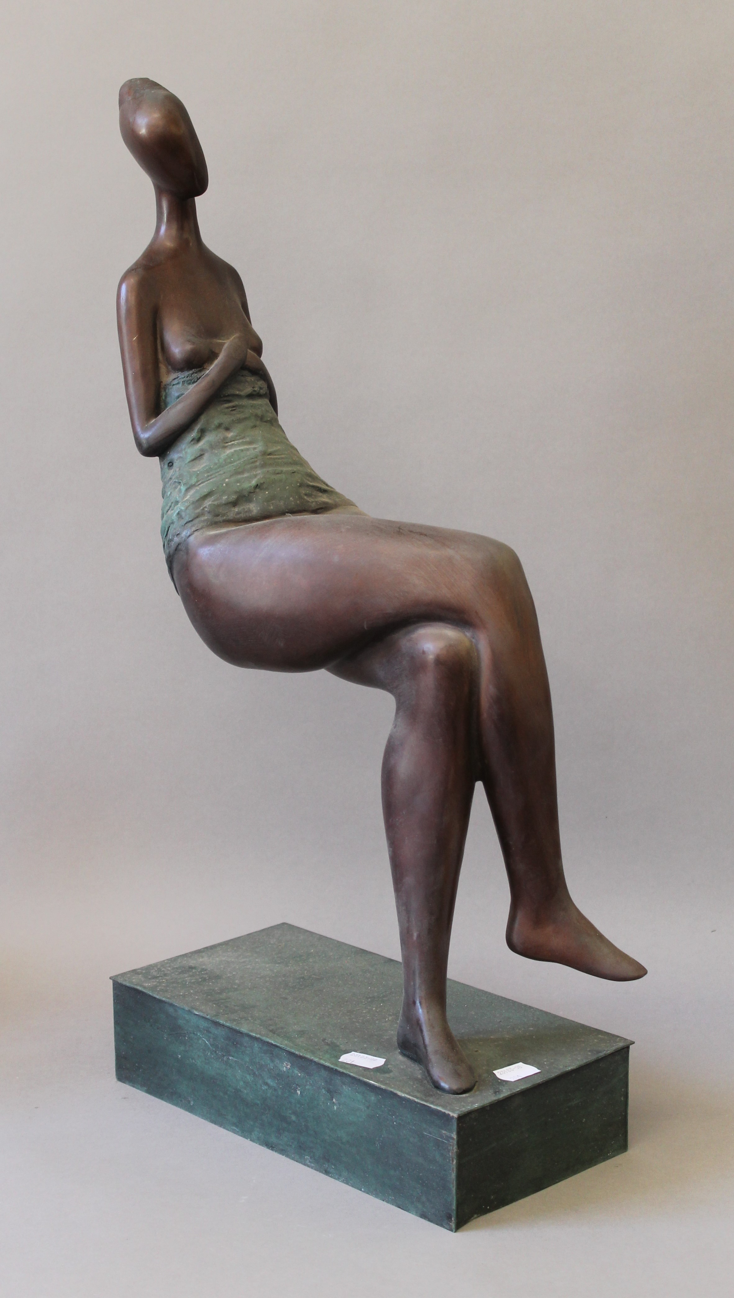 An abstract bronze sculpture of a sitting woman. 62 cm high. - Bild 2 aus 3