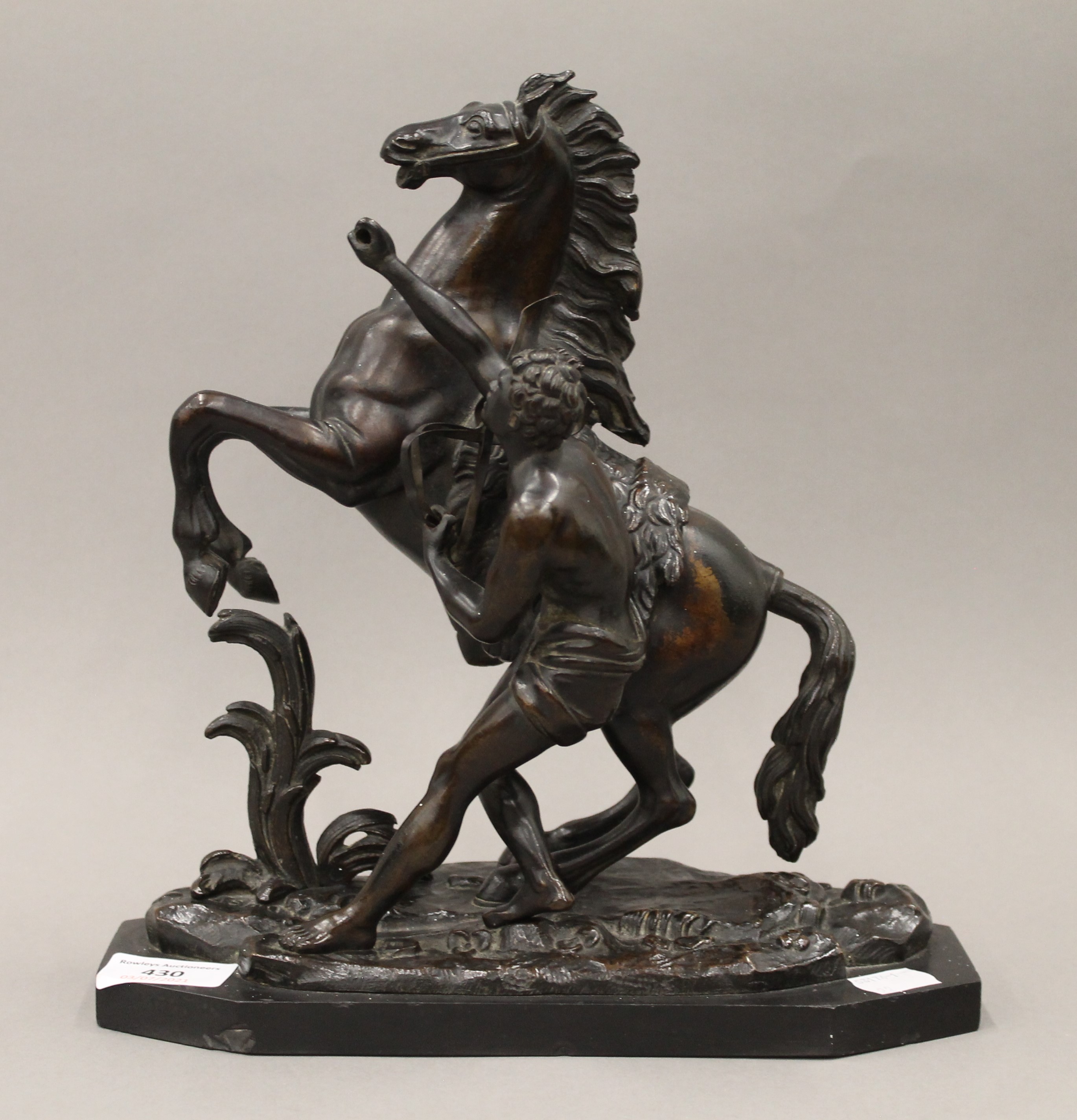 A pair of 19th century patinated bronze Marley horses. Each 27 cm high. - Bild 4 aus 6